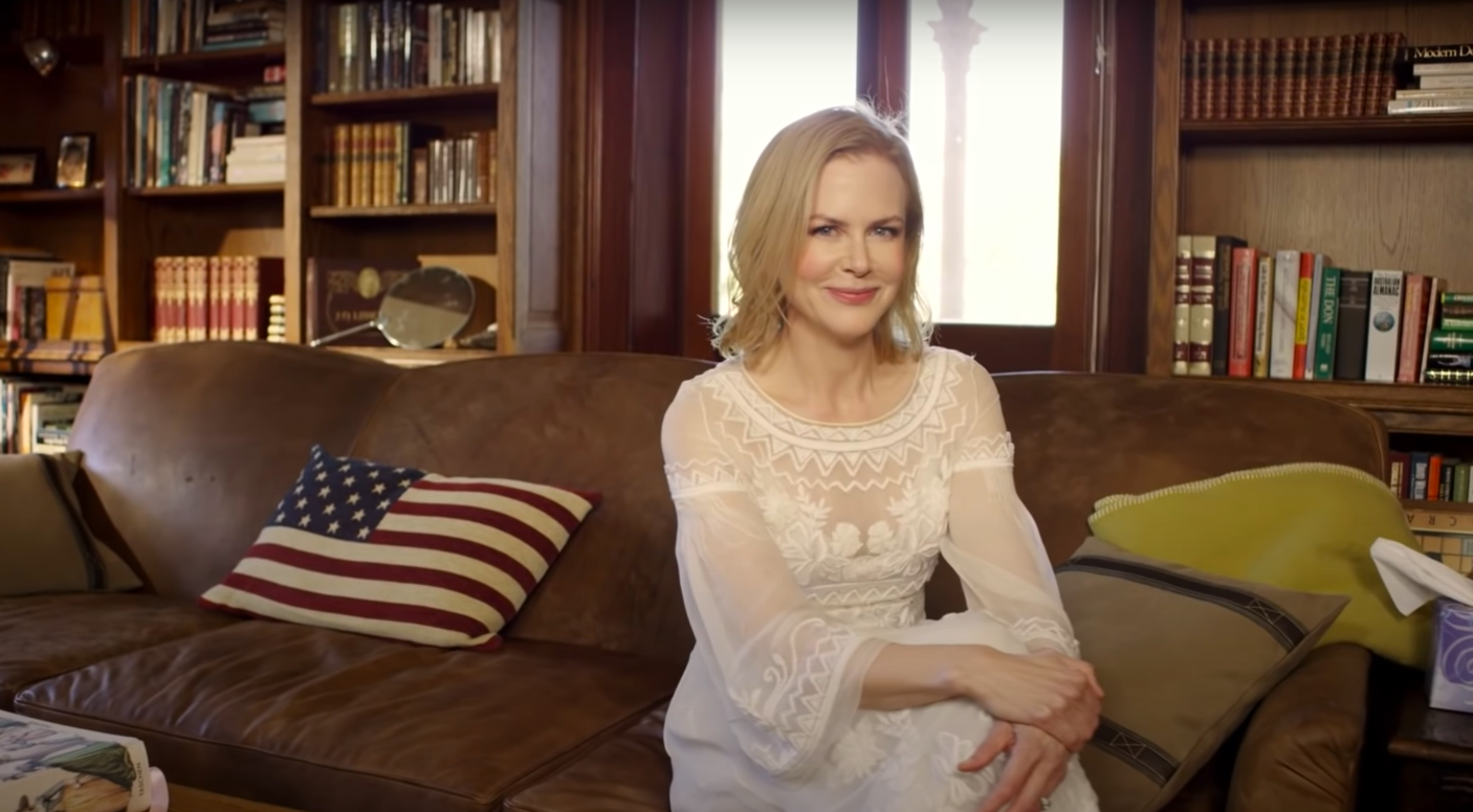 Nicole Kidman bei der Führung durch die Bibliothek in ihrem und Keith Urbans Farmhaus in Australien, gepostet am 20. Juli 2015 | Quelle: YouTube/Vogue