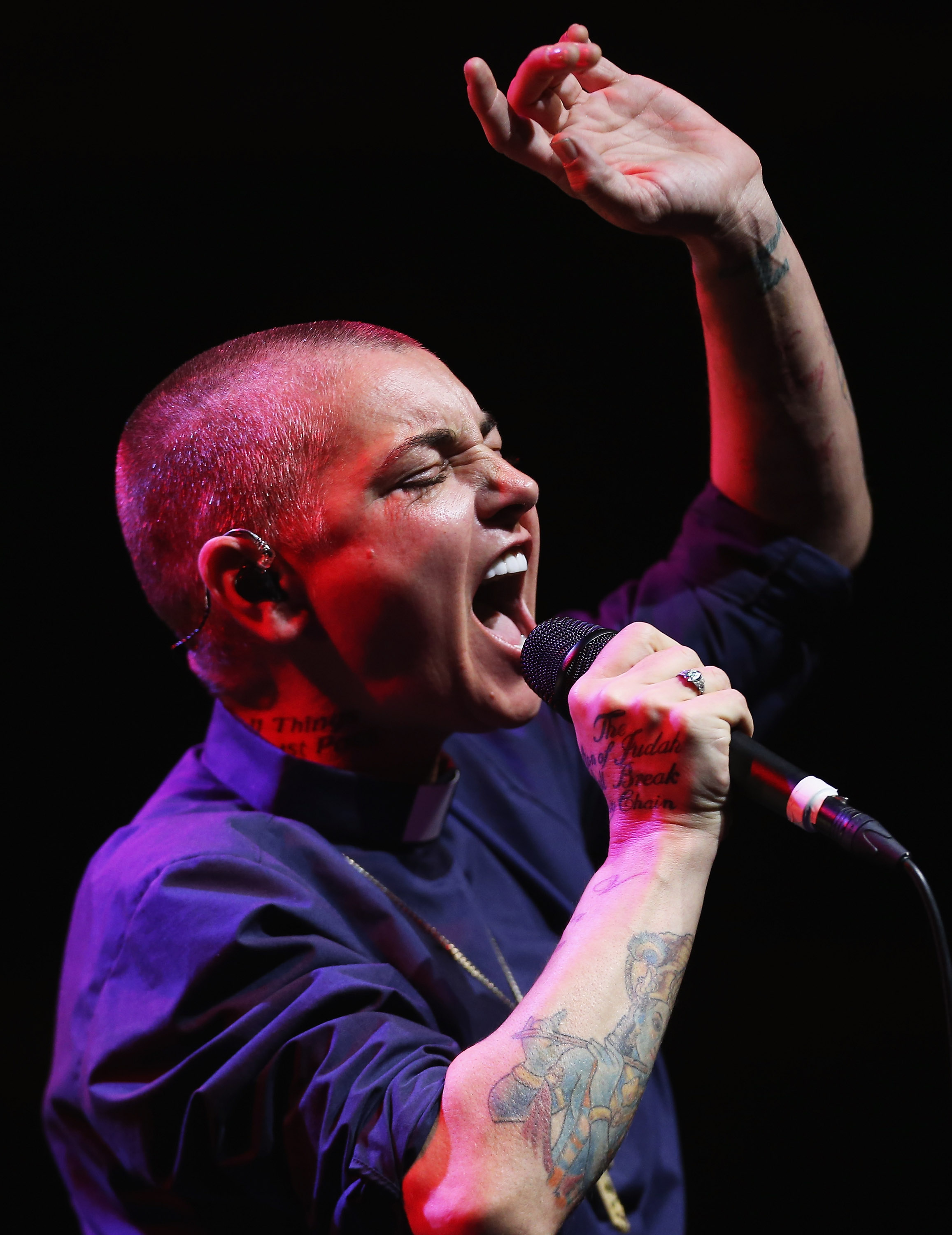 Sinéad O'Connor bei einem Auftritt im Sydney Opera House im Jahr 2015 | Quelle: Getty Images