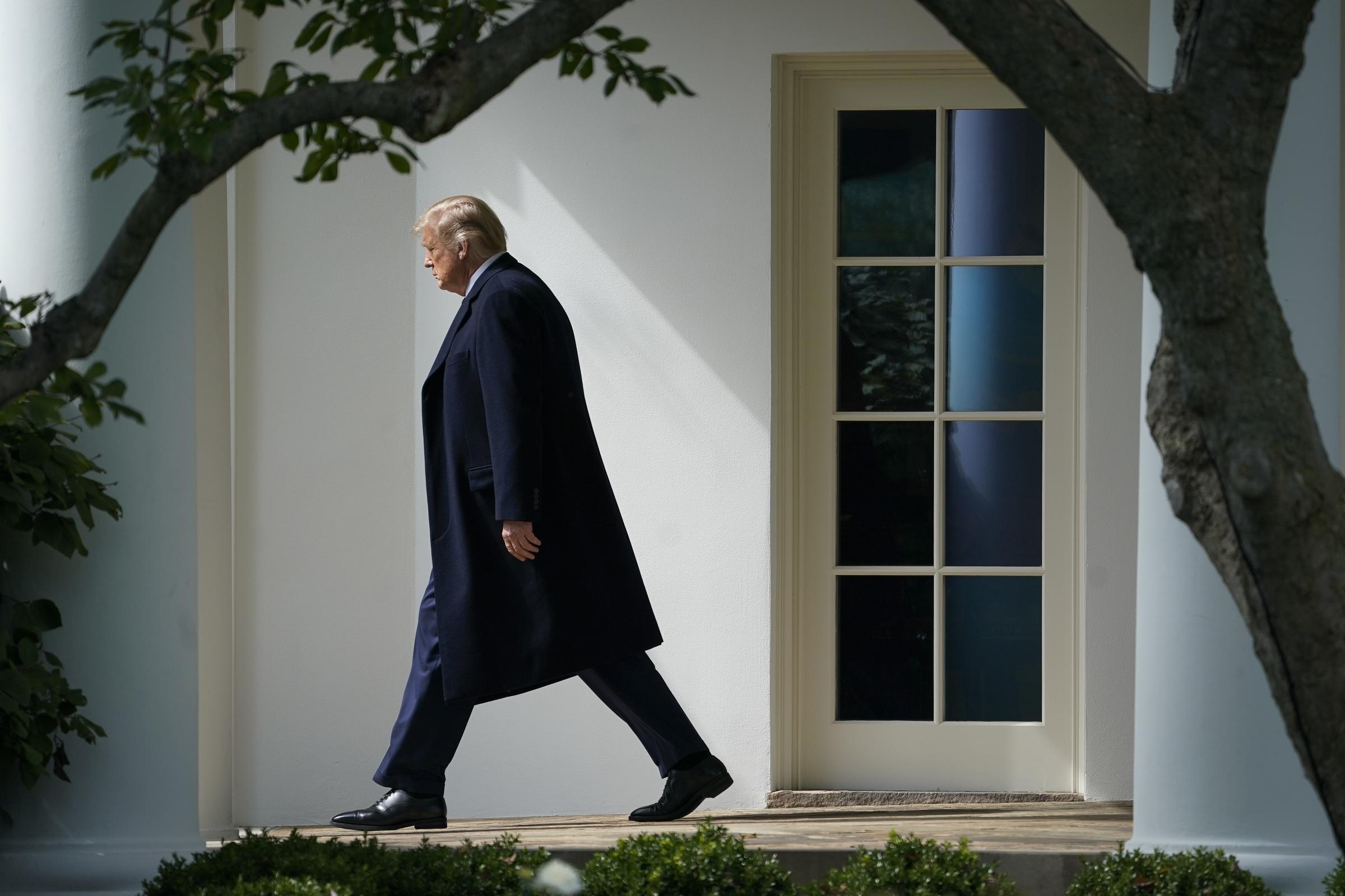 Donald Trump verlässt das Oval Office und geht zur Marine One auf dem South Lawn des Weißen Hauses in Washington, D.C., am 1. Oktober 2020. | Quelle: Getty Images