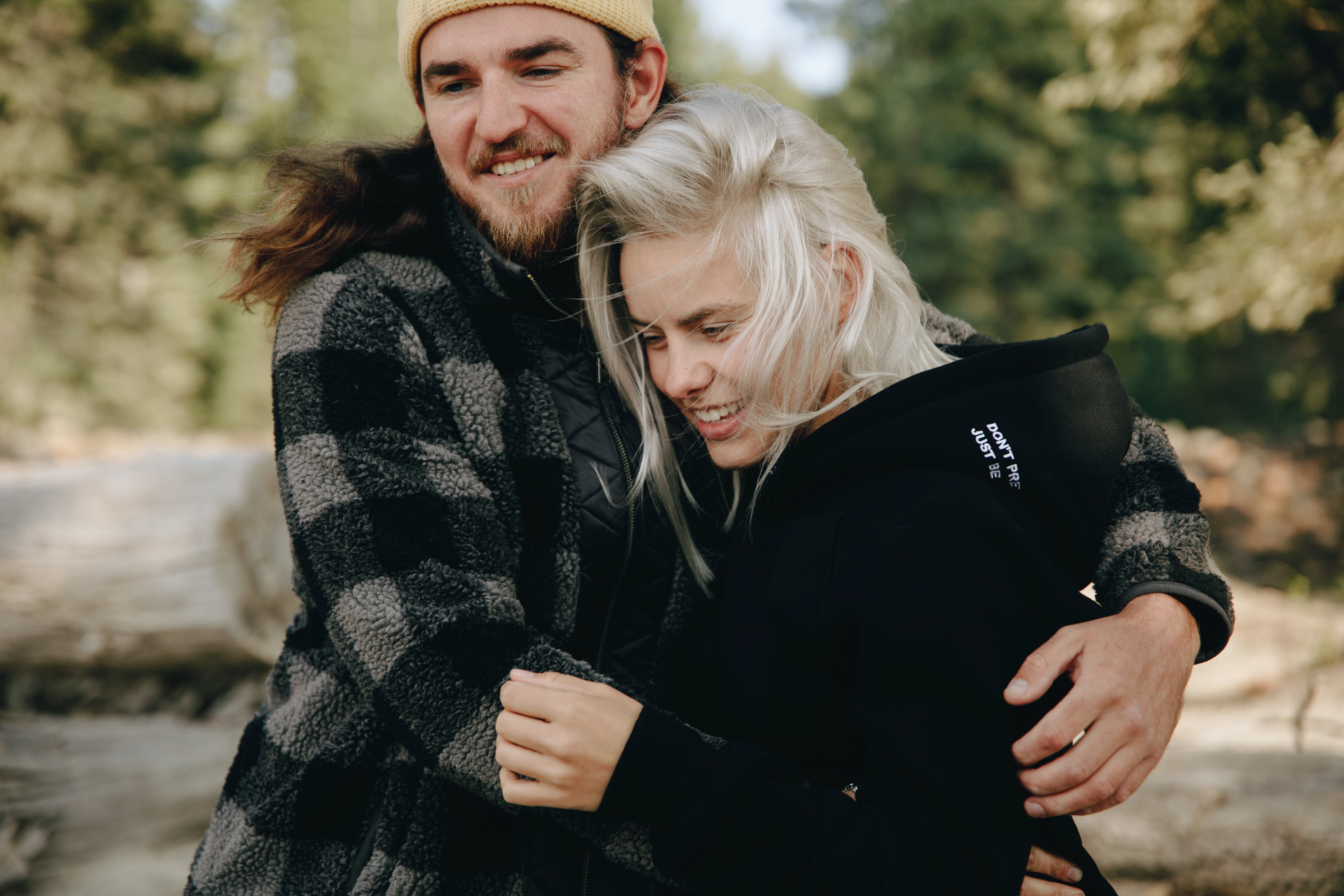 Ein junges Paar, das sich umarmt | Quelle: Pexels