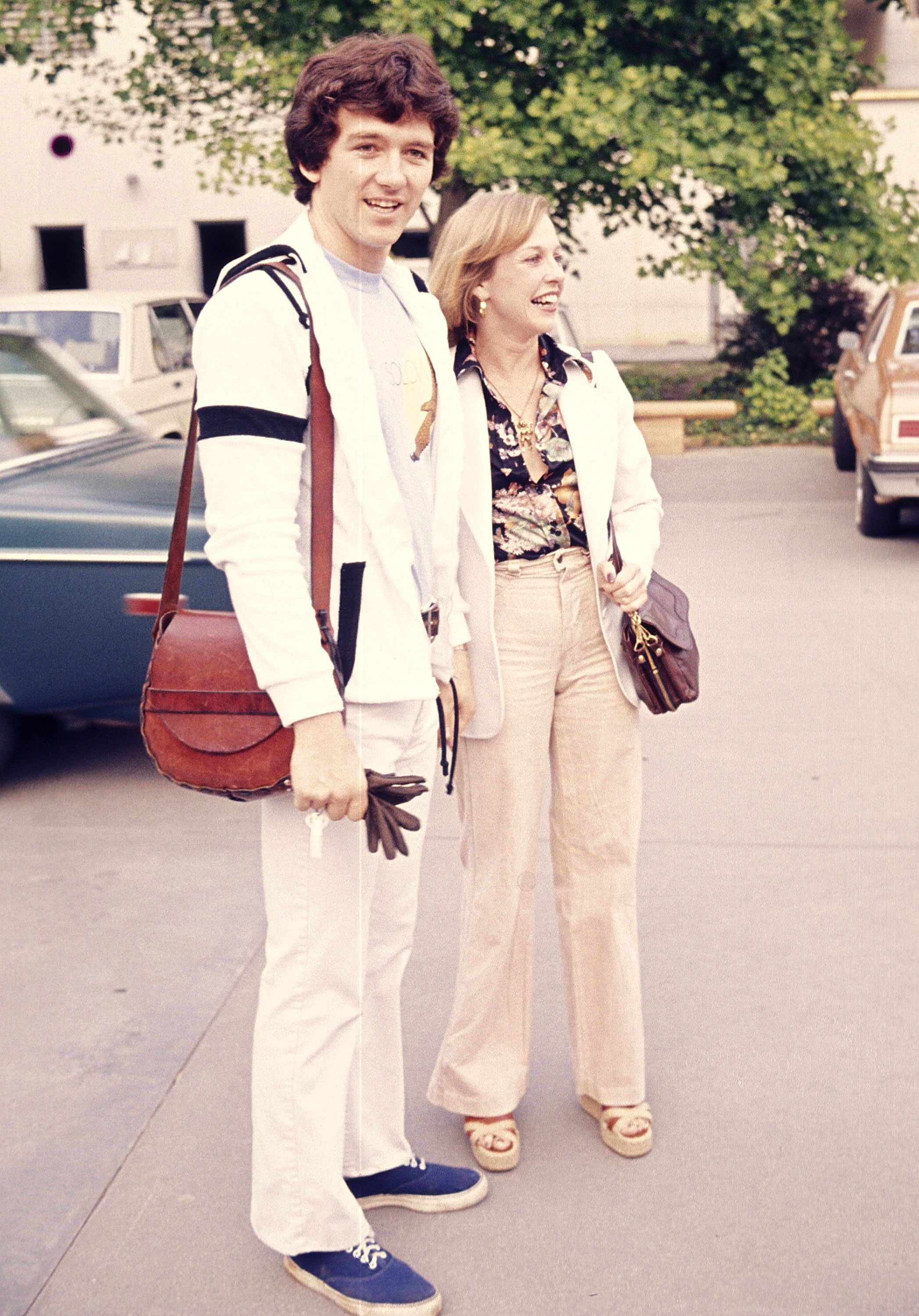 Patrick Duffy und Carlyn Rosser, fotografiert an der California State University am 22. Mai 1977. | Quelle: Getty Images