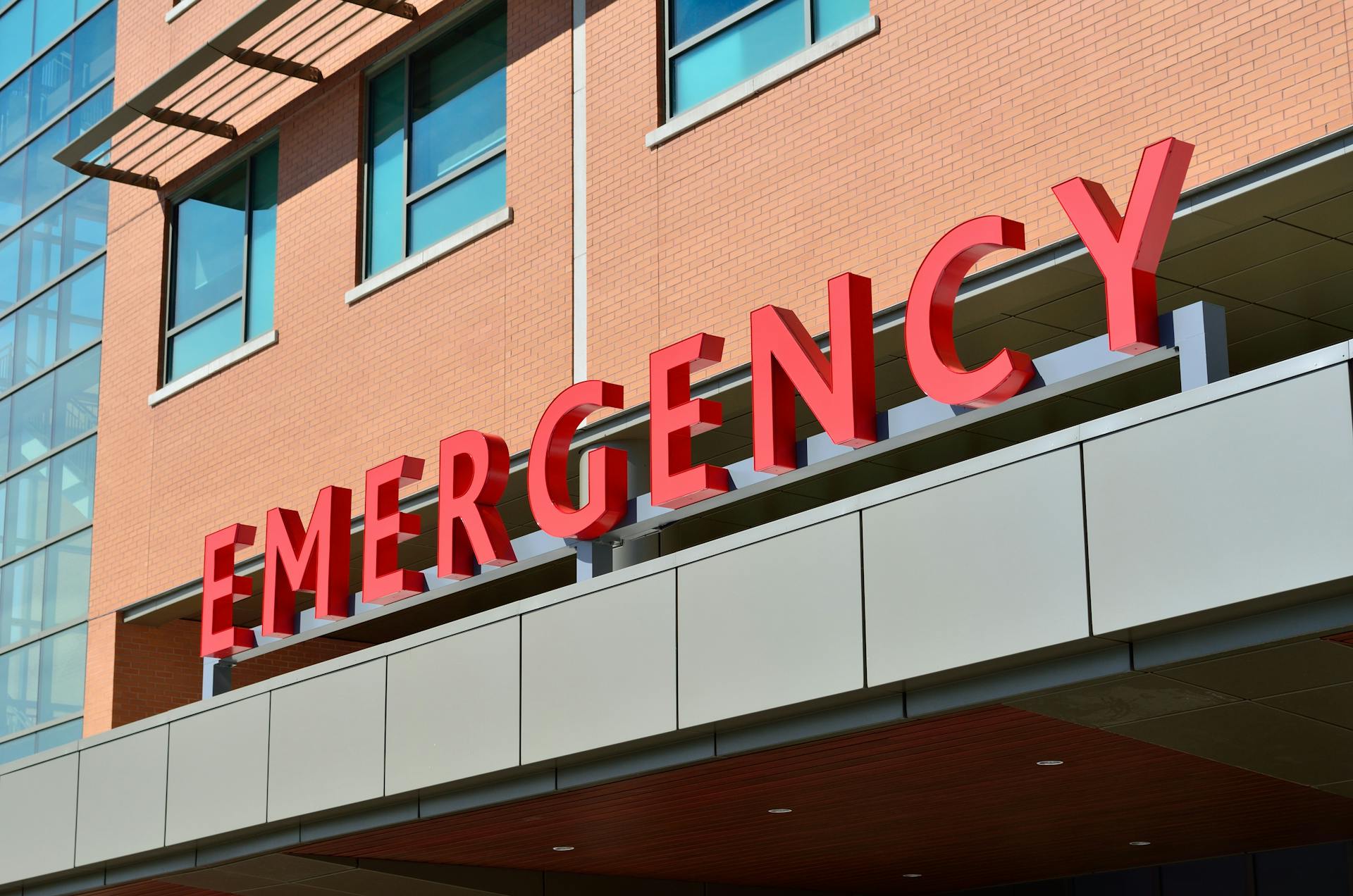 Ein Notfallschild an einem Krankenhaus | Quelle: Pexels