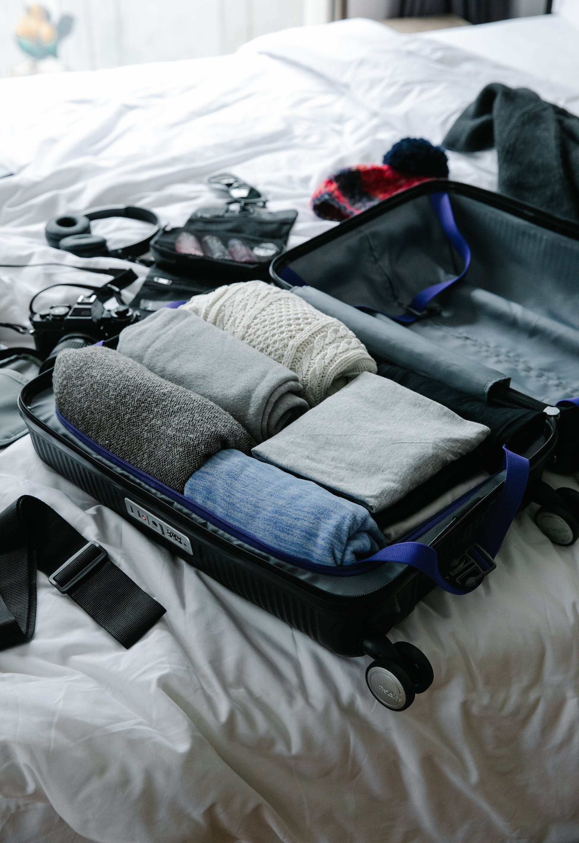Offener Koffer auf dem Bett | Quelle: Pexels