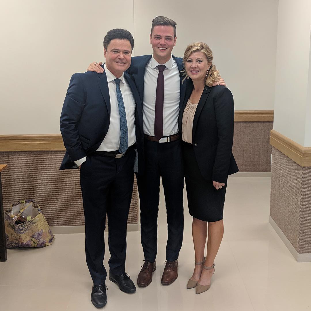 Joshua, geboren im Februar 1998, ist der jüngste der fünf Söhne von Donny und Debbie und war zwei Jahre lang als Missionar in Italien tätig. Im Jahr 2020 heiratete er Summer im Rahmen einer kleinen Feier im Haus seiner Familie, nachdem ihre ursprünglichen Hochzeitspläne durch die Pandemie durchkreuzt worden waren. | Quelle: Instagram/donnyosmond