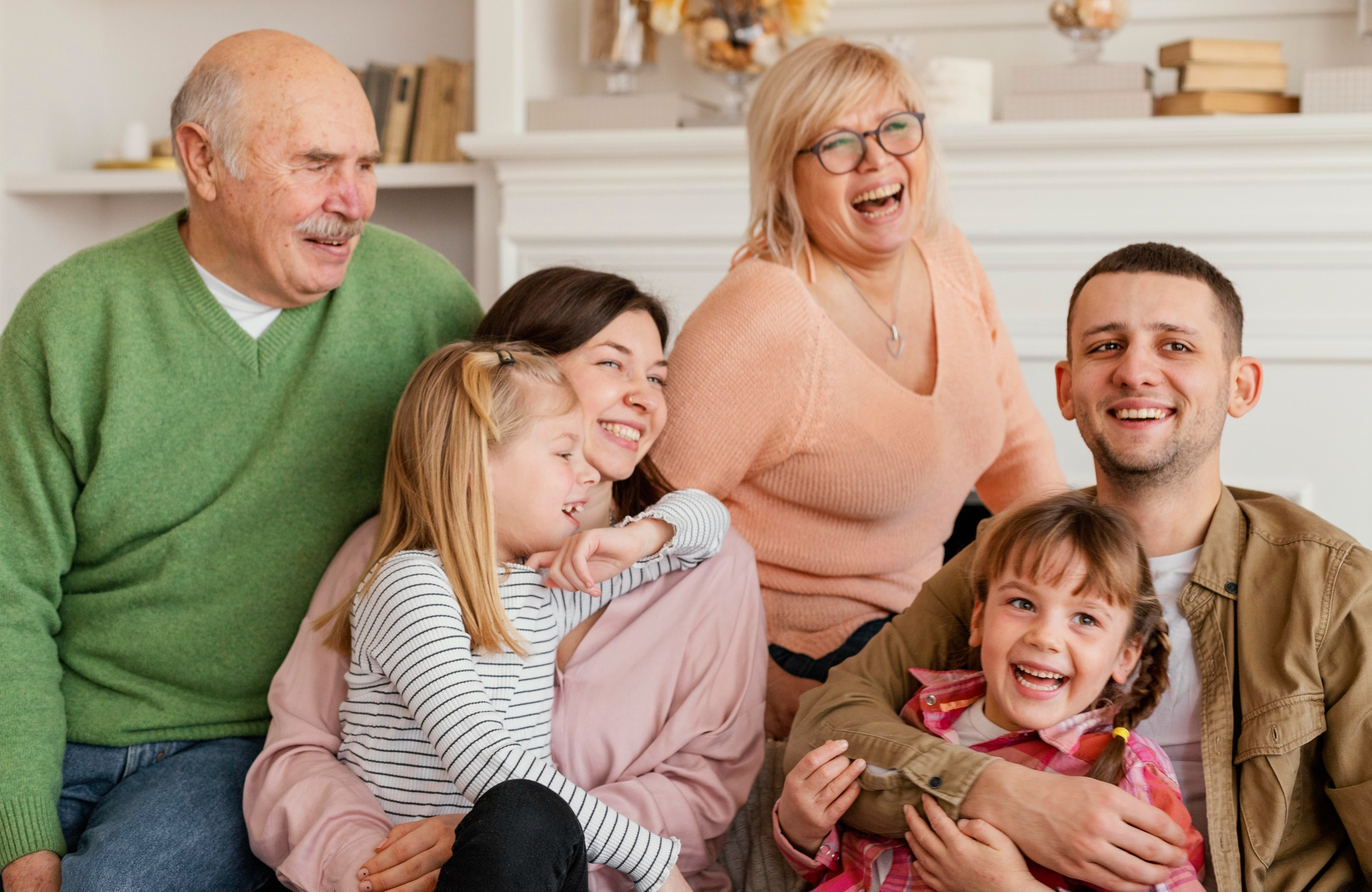 Eine glückliche Familie mit Großeltern, Erwachsenen, Kindern und Enkelkindern | Quelle: Freepik