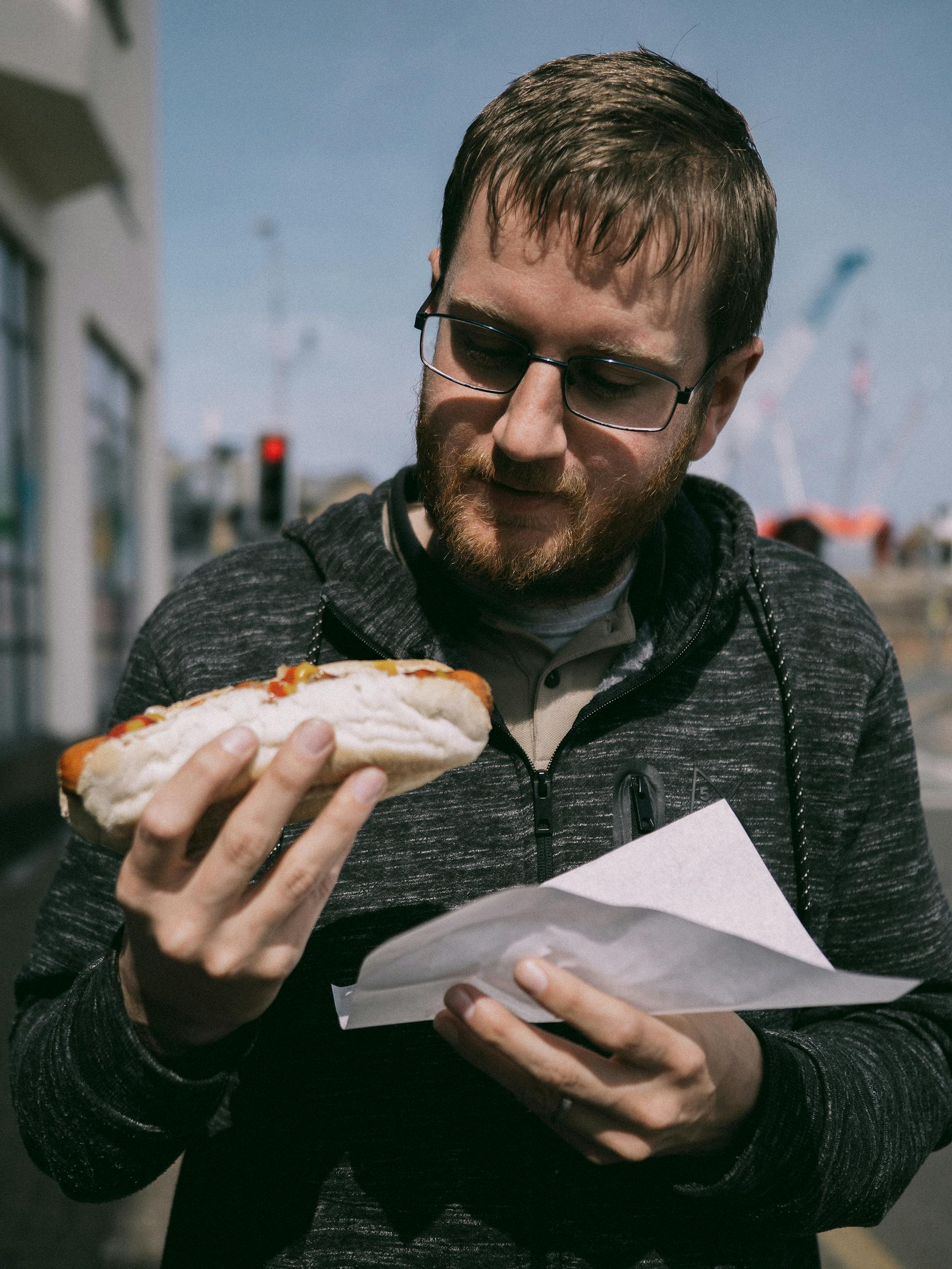 Ein Mann, der einen Hotdog essen will | Quelle: Pexels