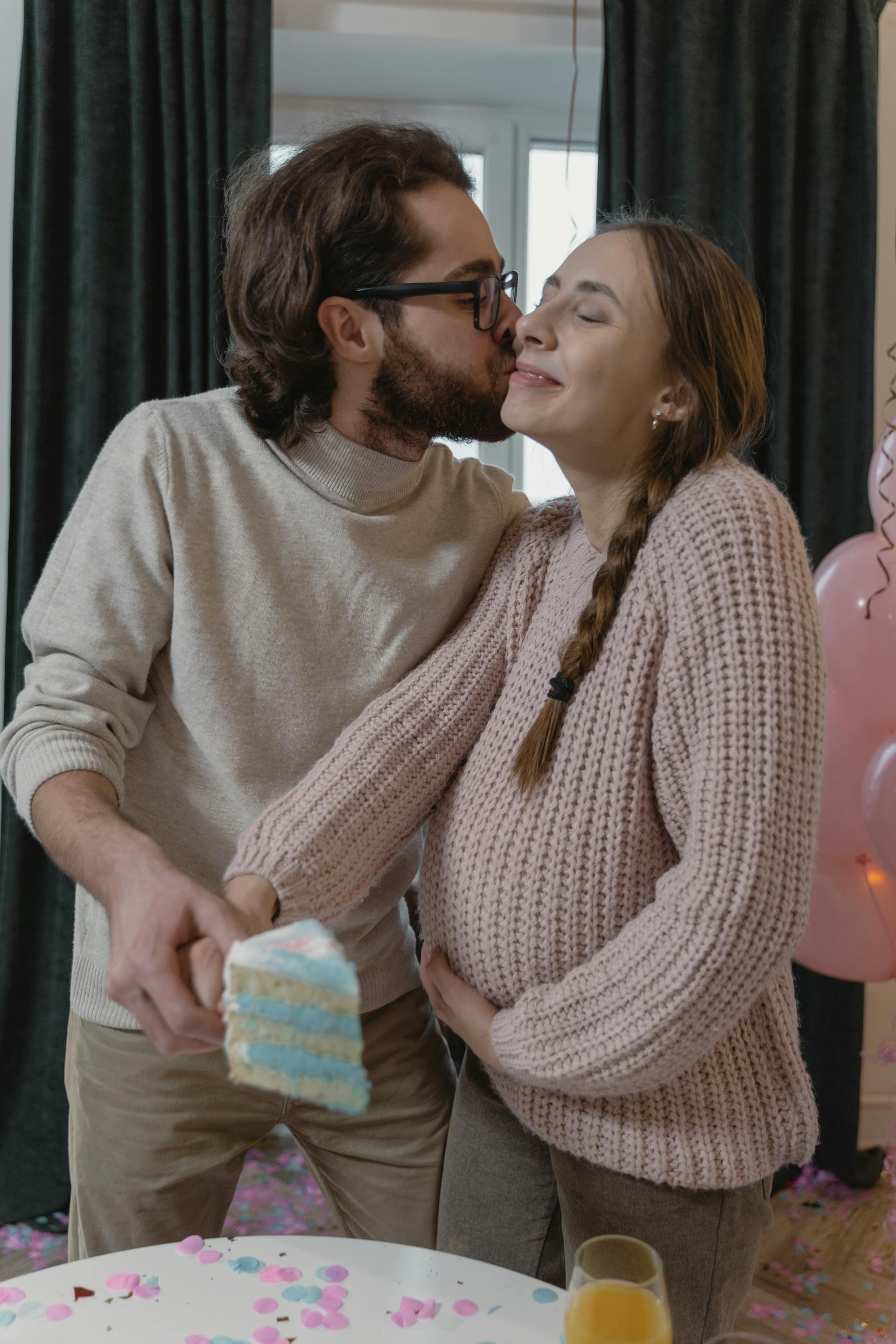 Ein Pärchen küsst sich auf seiner Gender Reveal Party | Quelle: Pexels