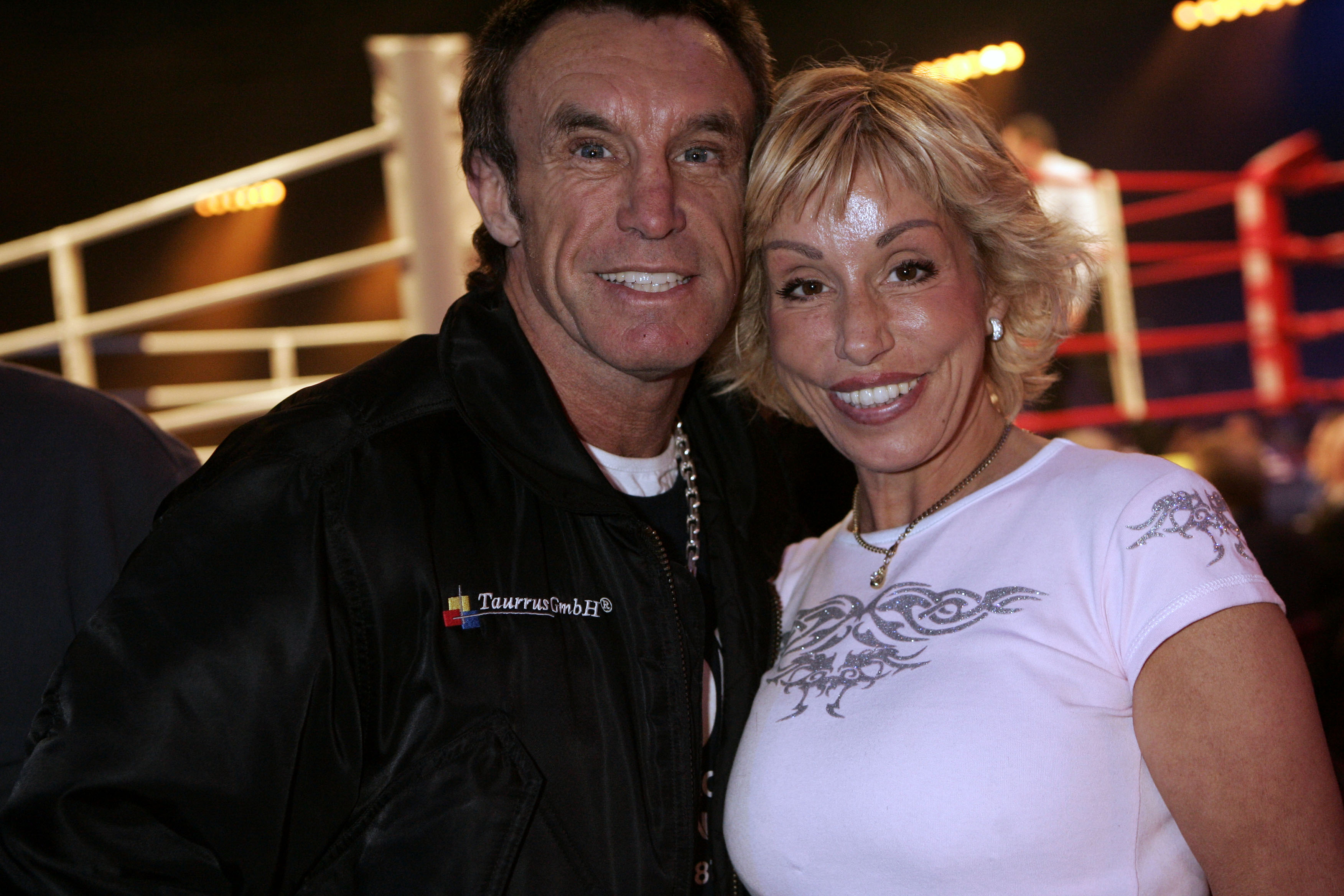 Rene Weller und Maria Doerkes posieren vor dem Schwergewichtskampf zwischen Luan Krasniqi aus Deutschland und David Bostice aus den USA in der Hanns-Martin-Schleyer-Halle am 29. April 2006 in Stuttgart | Quelle: Getty Images