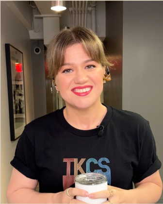 Kelly Clarkson bei der Vorstellung einer neuen Frisur, aus einem Video vom 23. September 2024 | Quelle: Instagram/kellyclarksonshow