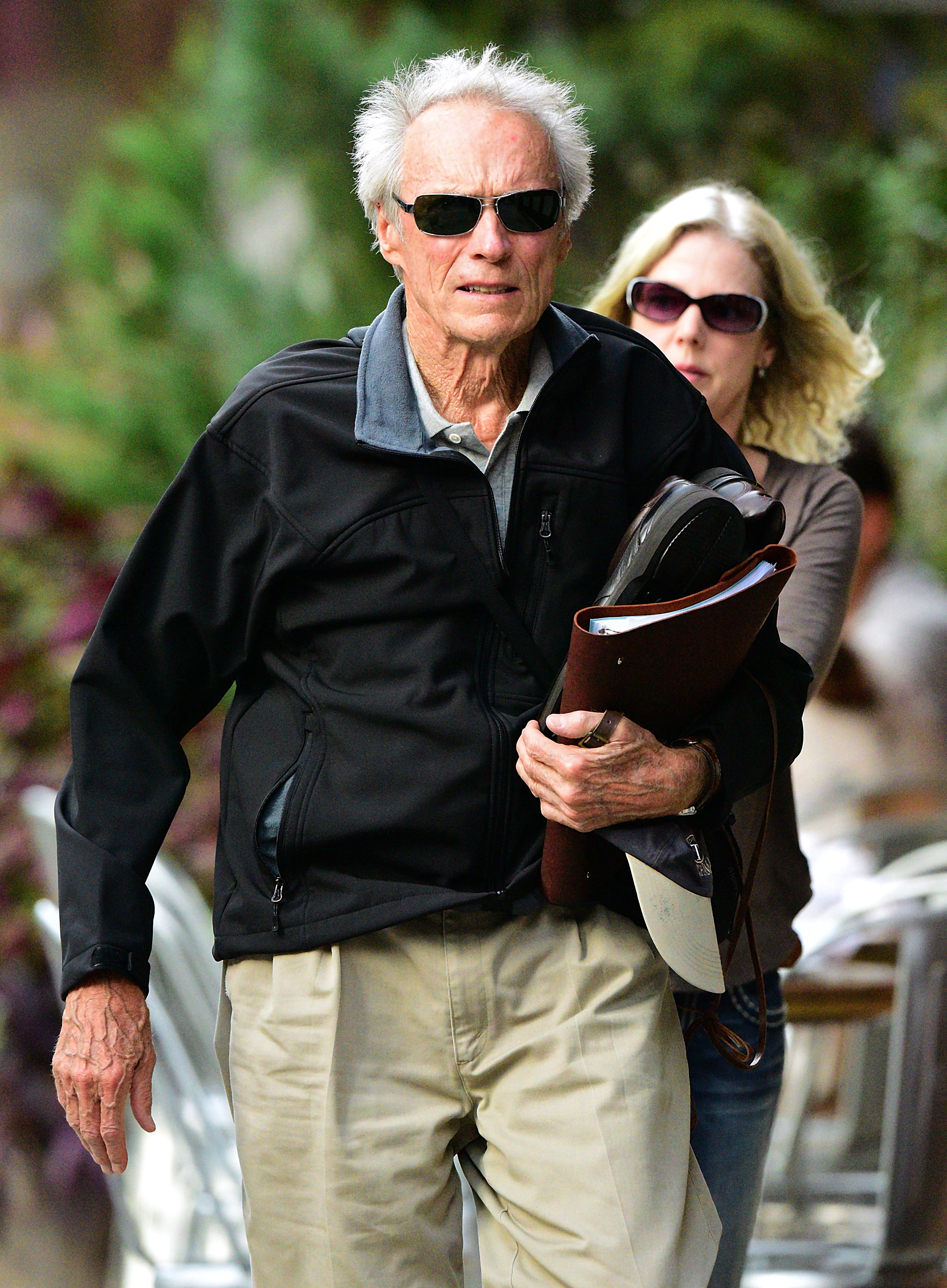 Clint Eastwood und Christina Sandera auf den Straßen von Manhattan in New York City, am 28. September 2015. | Quelle: Getty Images
