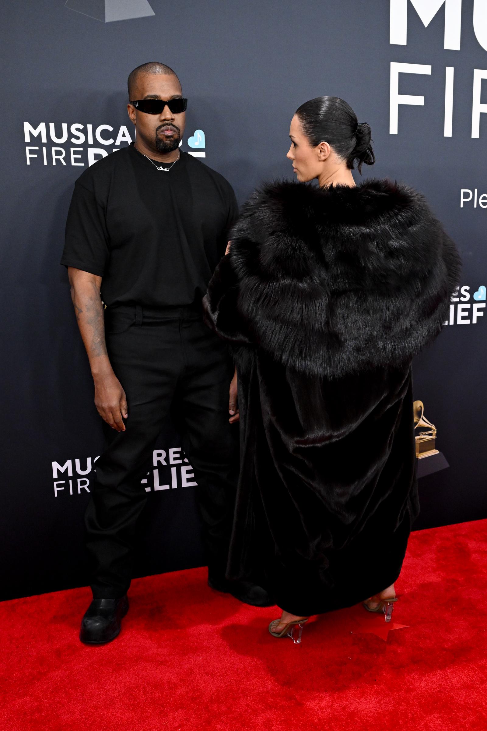 Kanye West und Bianca Censori machen auf dem roten Teppich der Grammys eine Szene. | Quelle: Getty Images