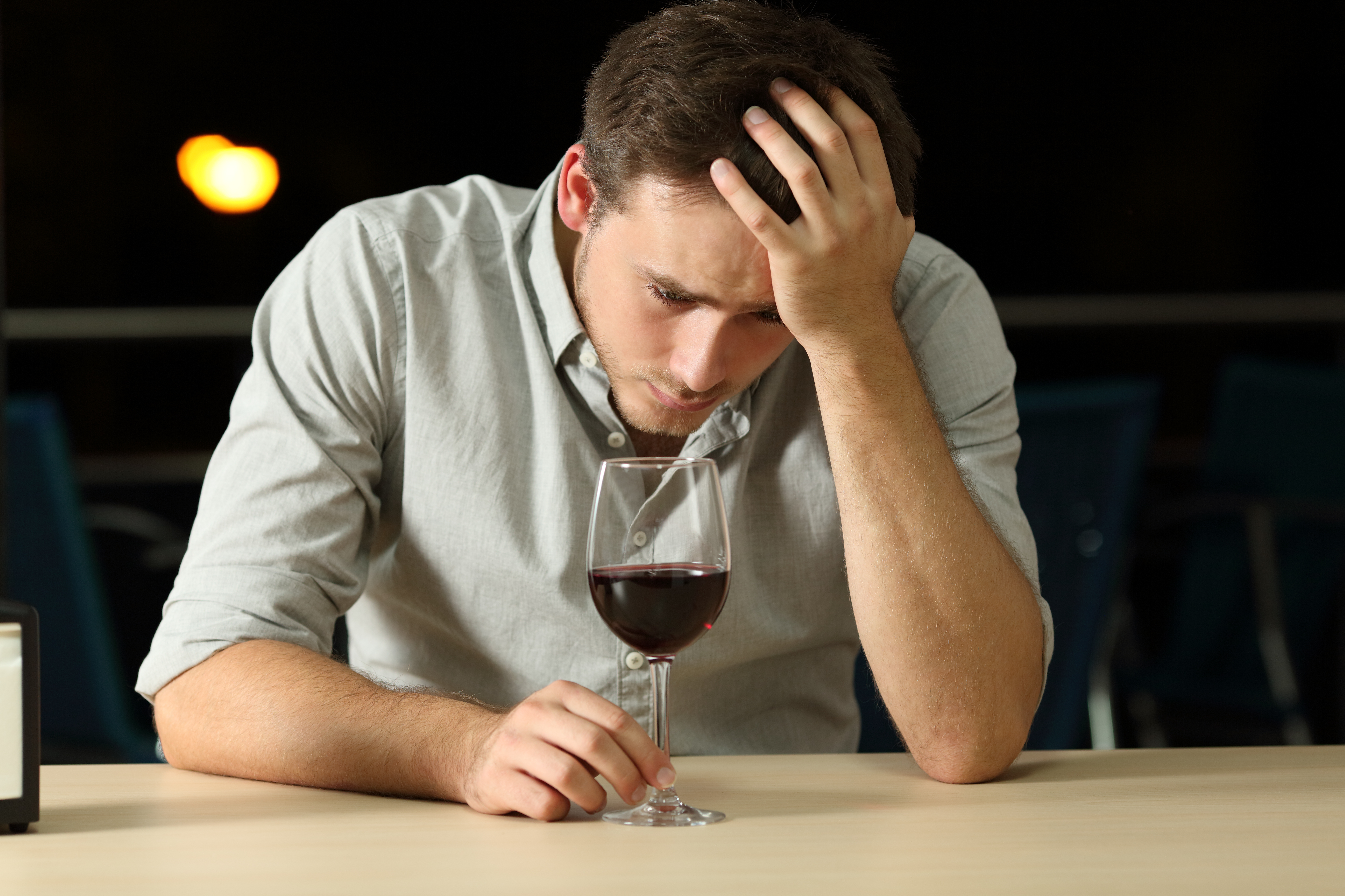 Trauriger Mann, der allein mit einem Getränk sitzt | Quelle: Shutterstock