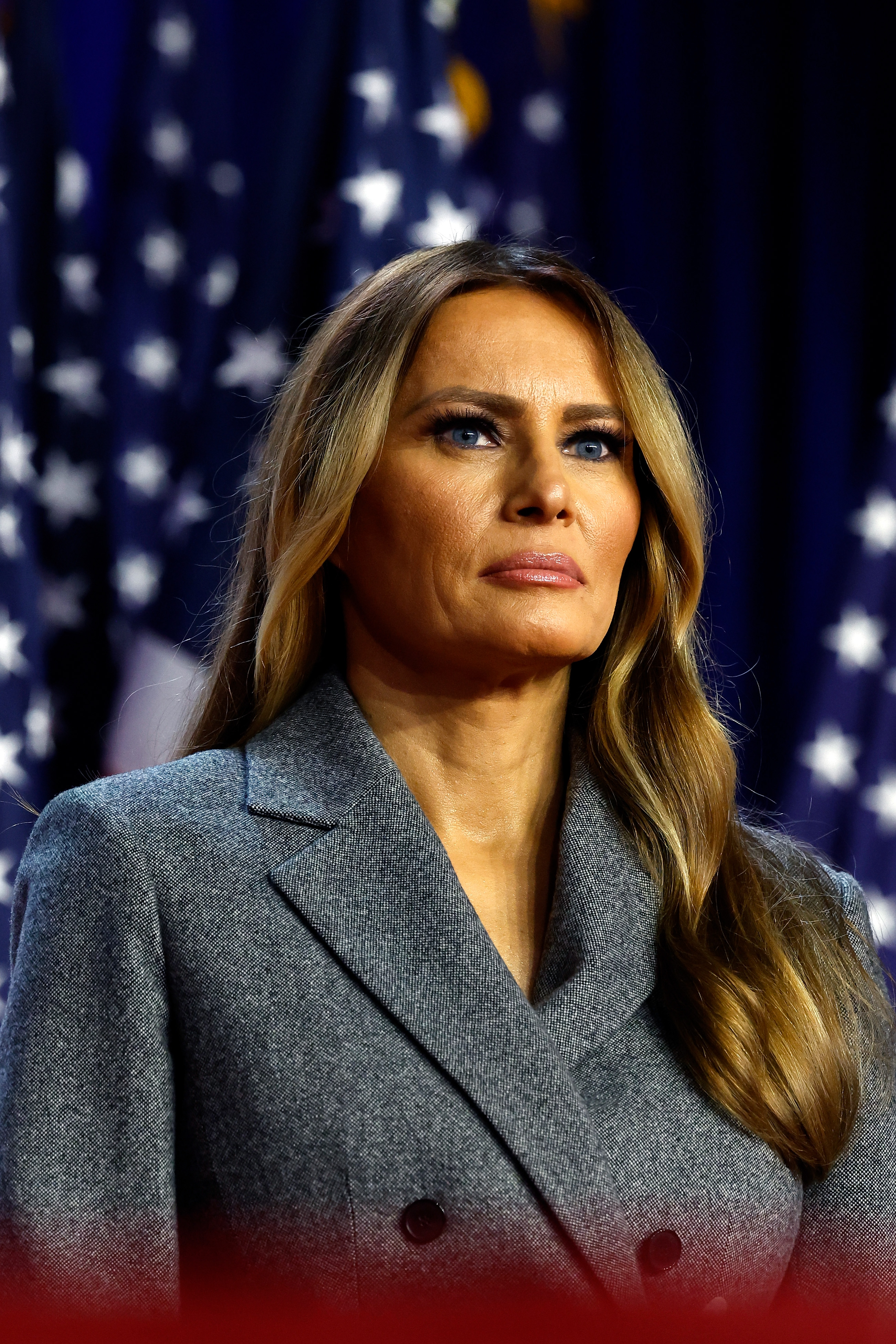 Melania Trump schaut während einer Wahlkampfveranstaltung in West Palm Beach, Florida, am 6. November 2024 zu. | Quelle: Getty Images