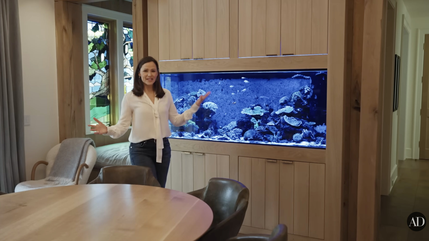 Jennifer Garner zeigt ihr Salzwasseraquarium in einem YouTube-Video von Architectural Digest, das am 4. September 2024 veröffentlicht wurde. | Quelle: YouTube/Architectural Digest