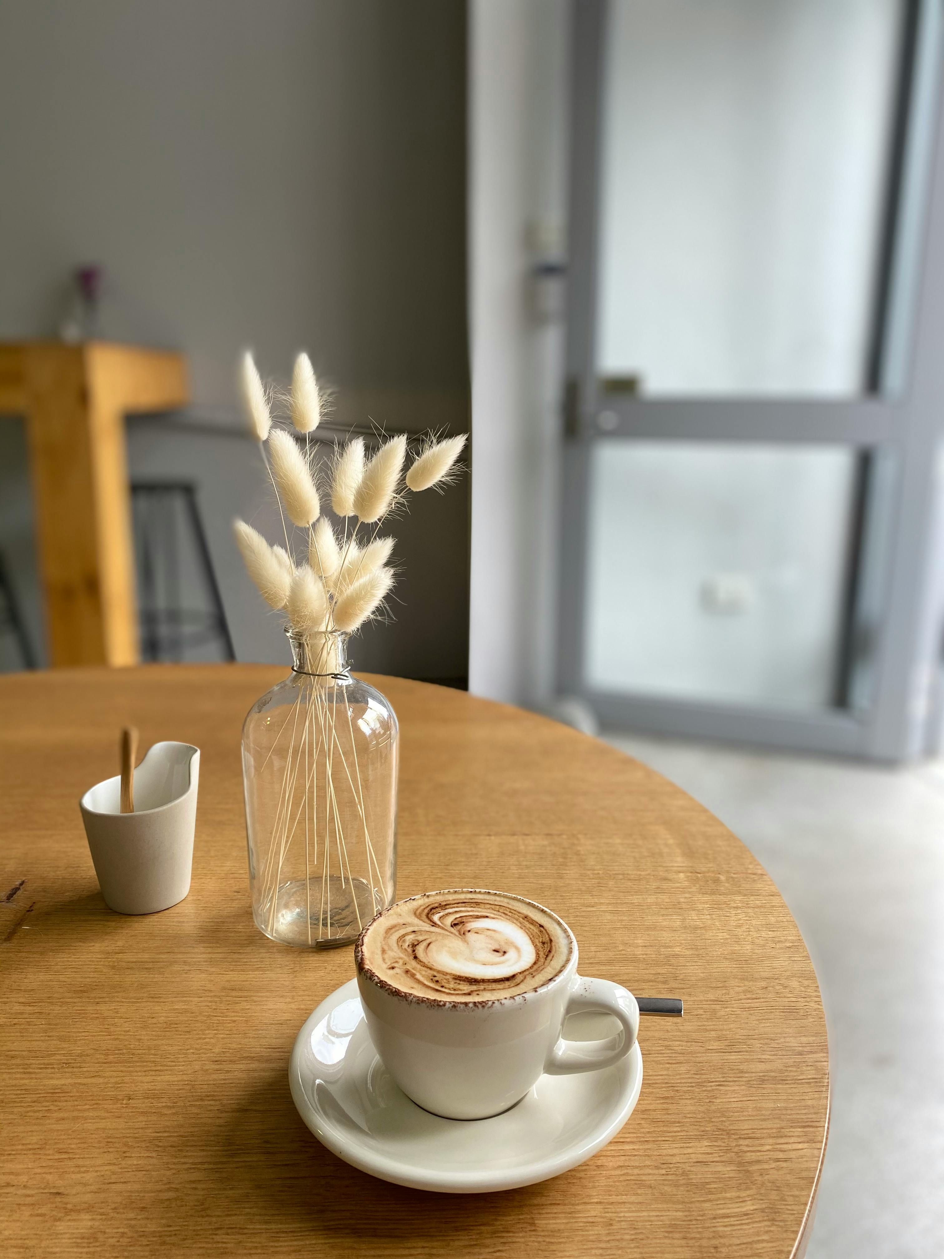 Kaffeetasse in einem Cafe | Quelle: Pexels