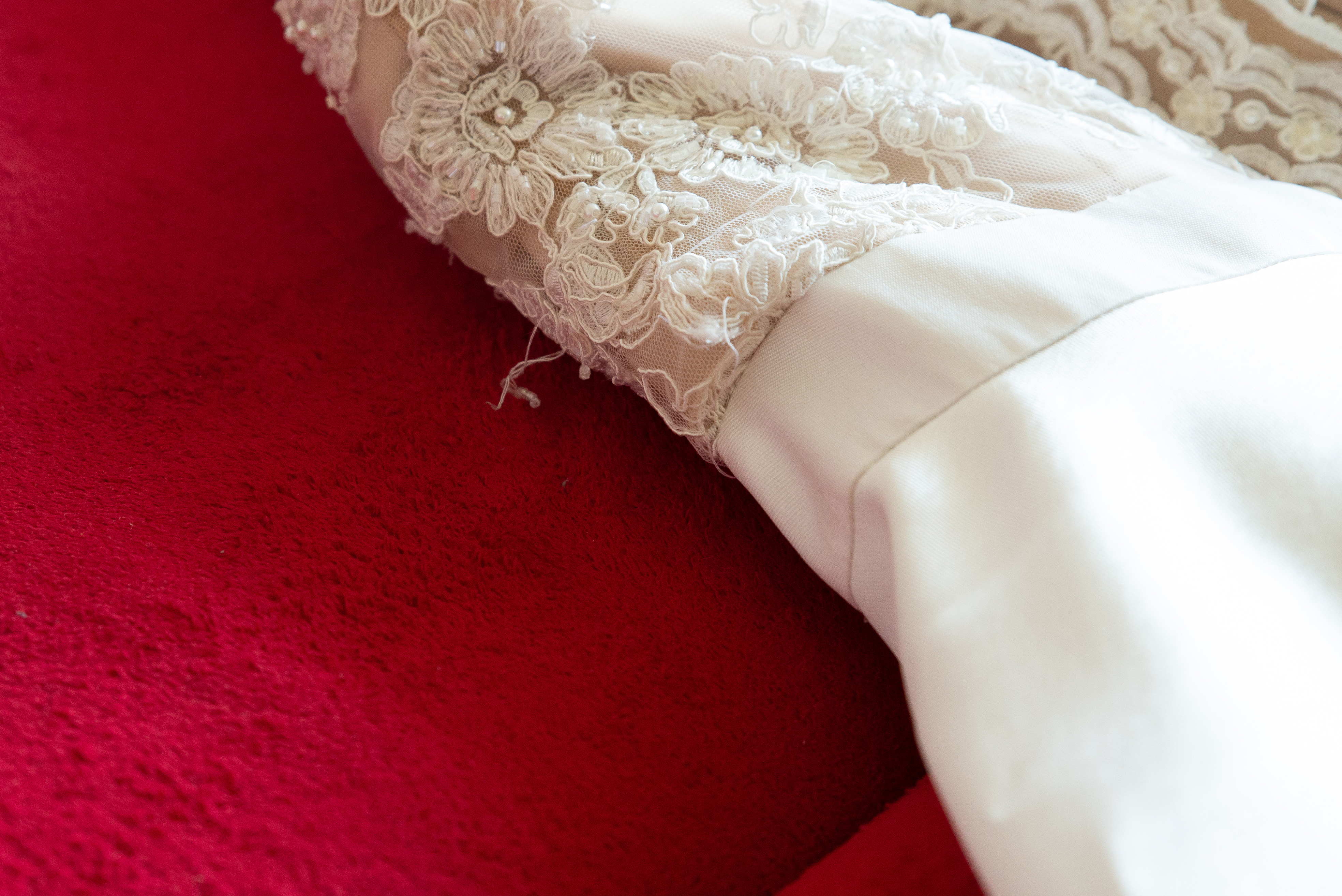 Nahaufnahme eines zerrissenen Hochzeitskleides | Quelle: Shutterstock