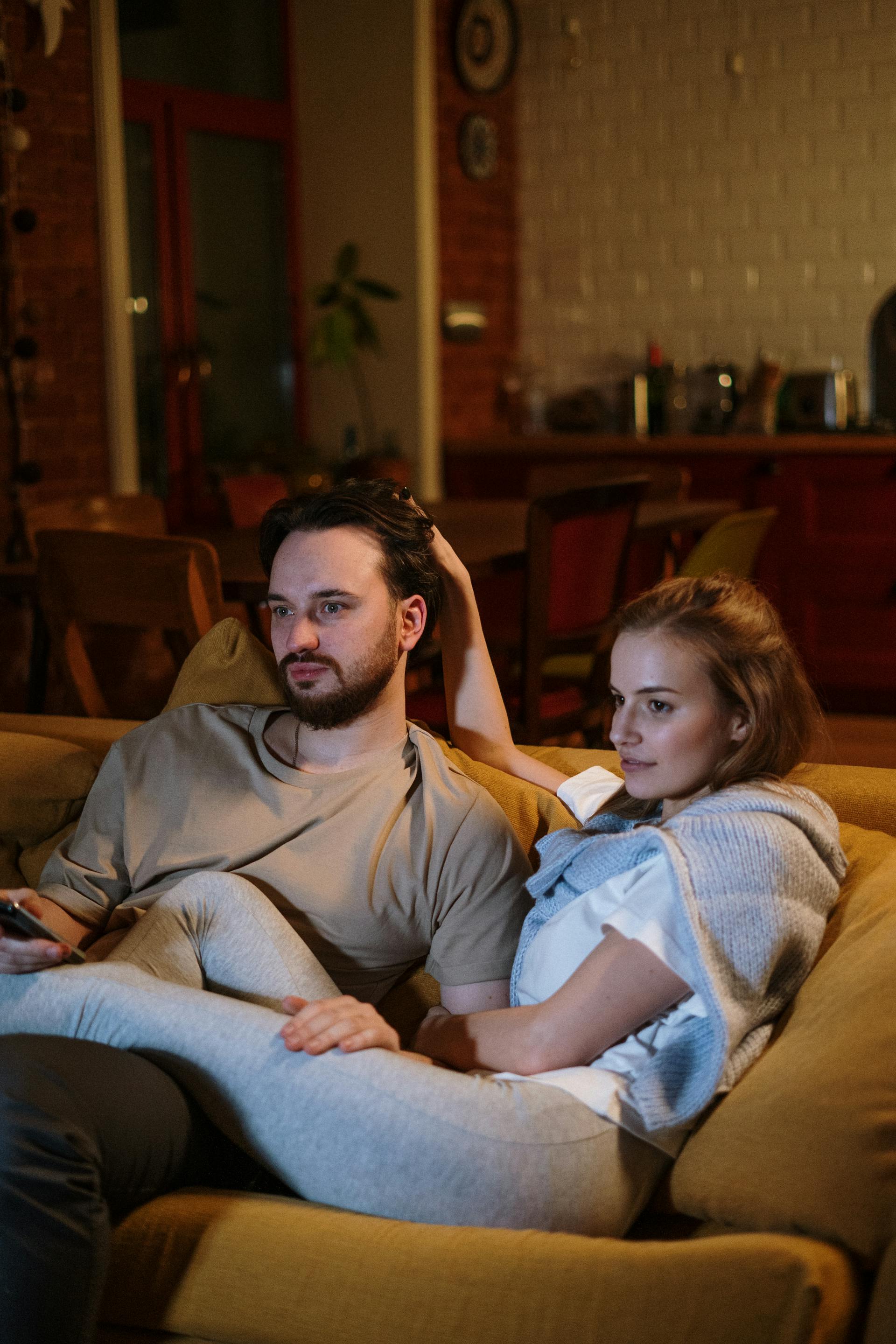 Ein Paar, das zusammen auf einem Sofa sitzt | Quelle: Pexels