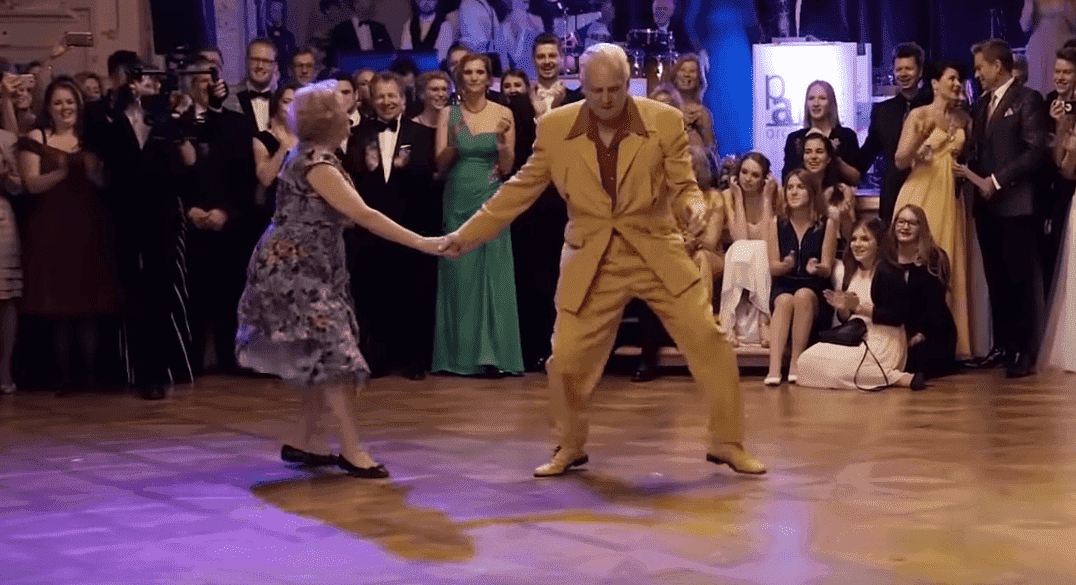 Ehepaar auf der Tanzfläche | Quelle: YouTube/SwingNellia