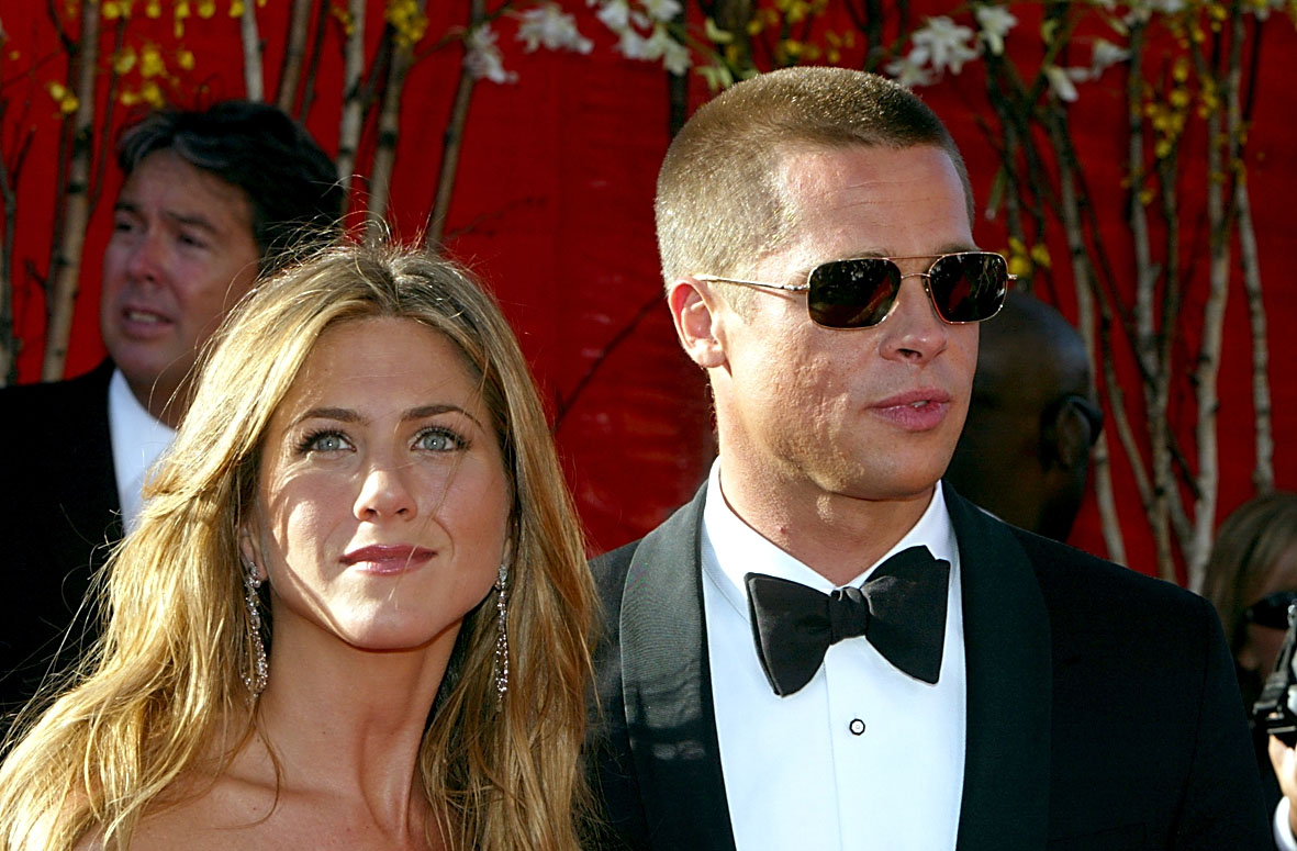 Jennifer Aniston und Brad Pitt besuchen die 56th Annual Primetime Emmy Awards am 19. September 2004 | Quelle: Getty Images