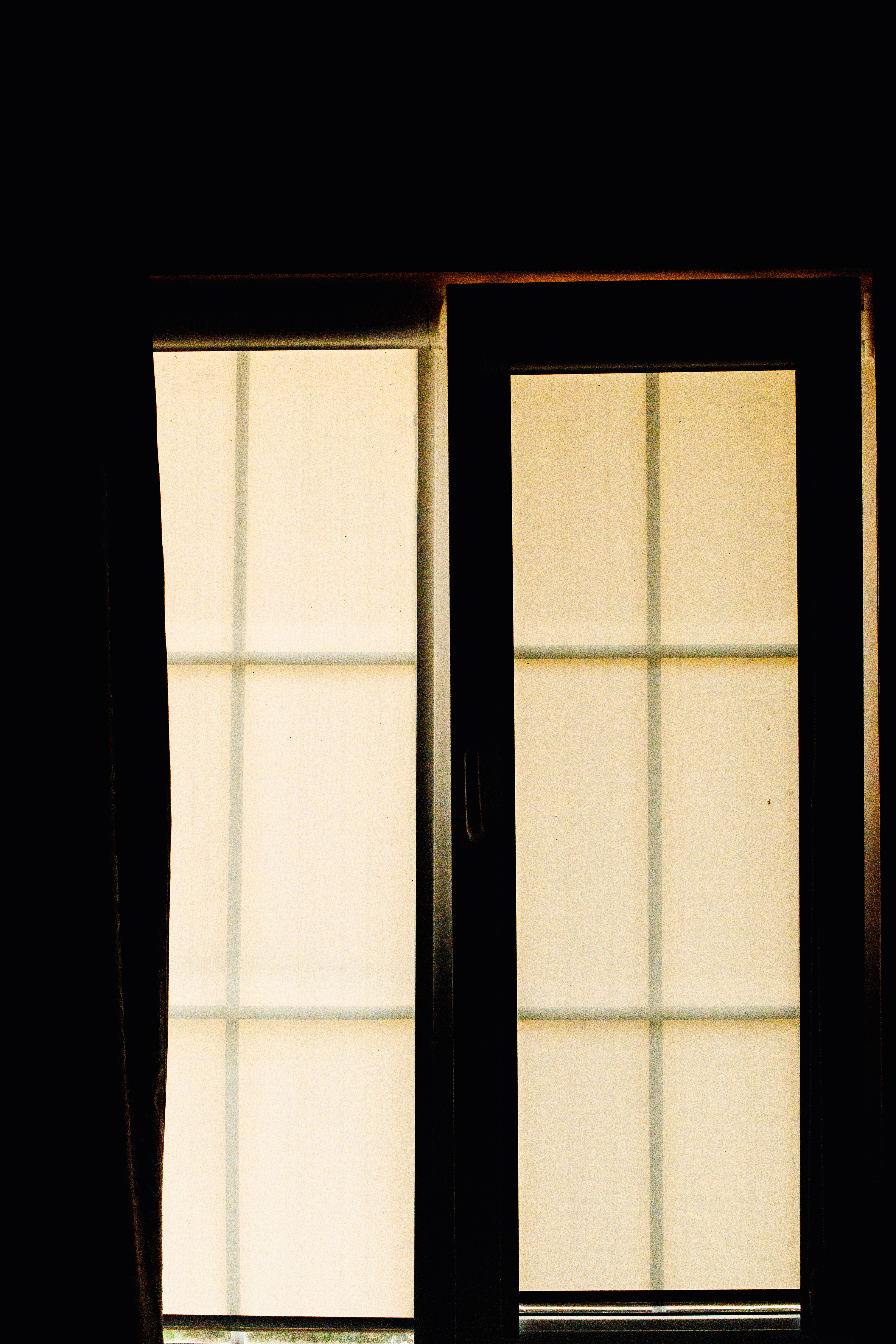 Ein dunkler Raum mit einem offenen Fenster | Quelle: Getty Images