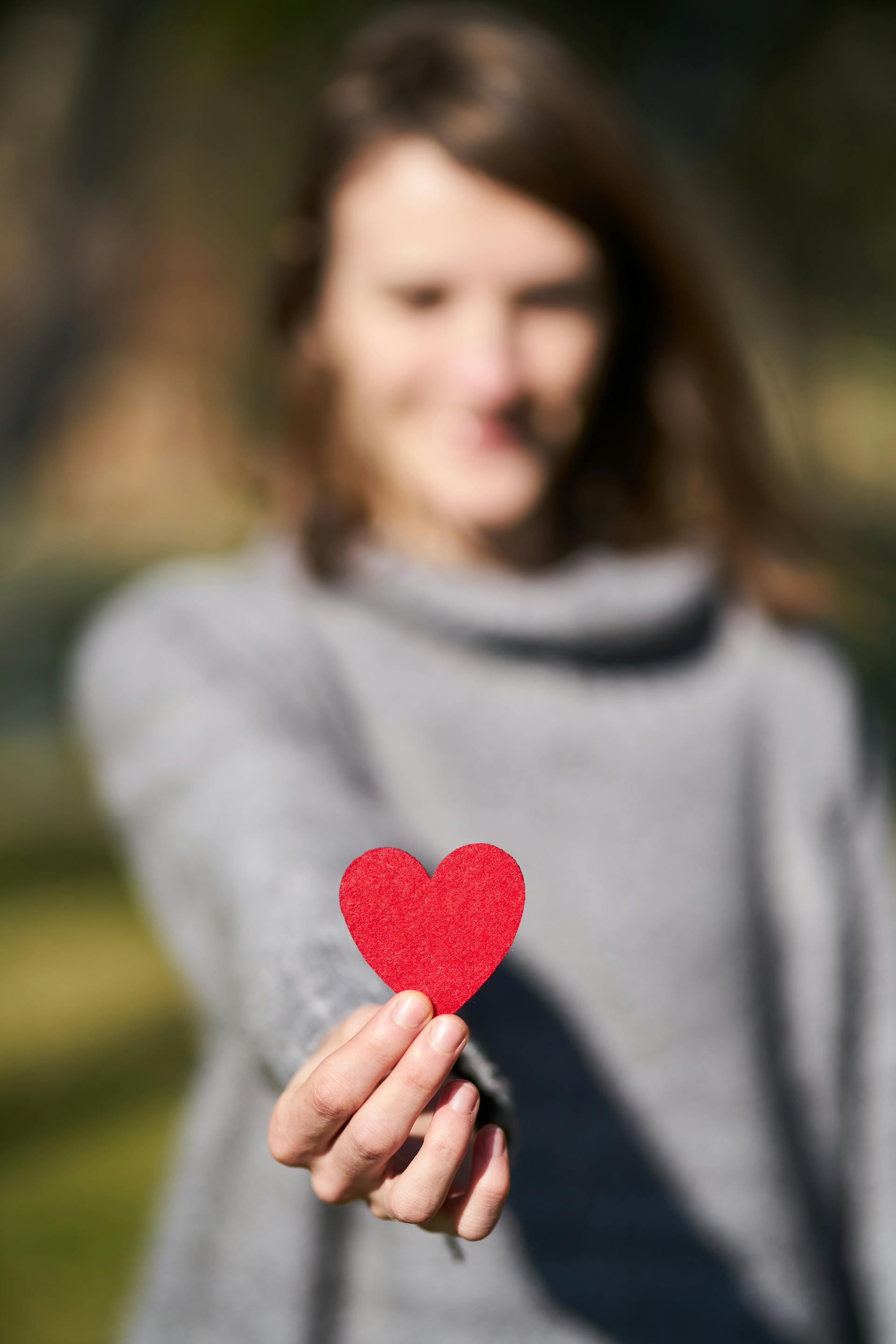 Eine Frau hält einen herzförmigen Ausschnitt | Quelle: Pexels