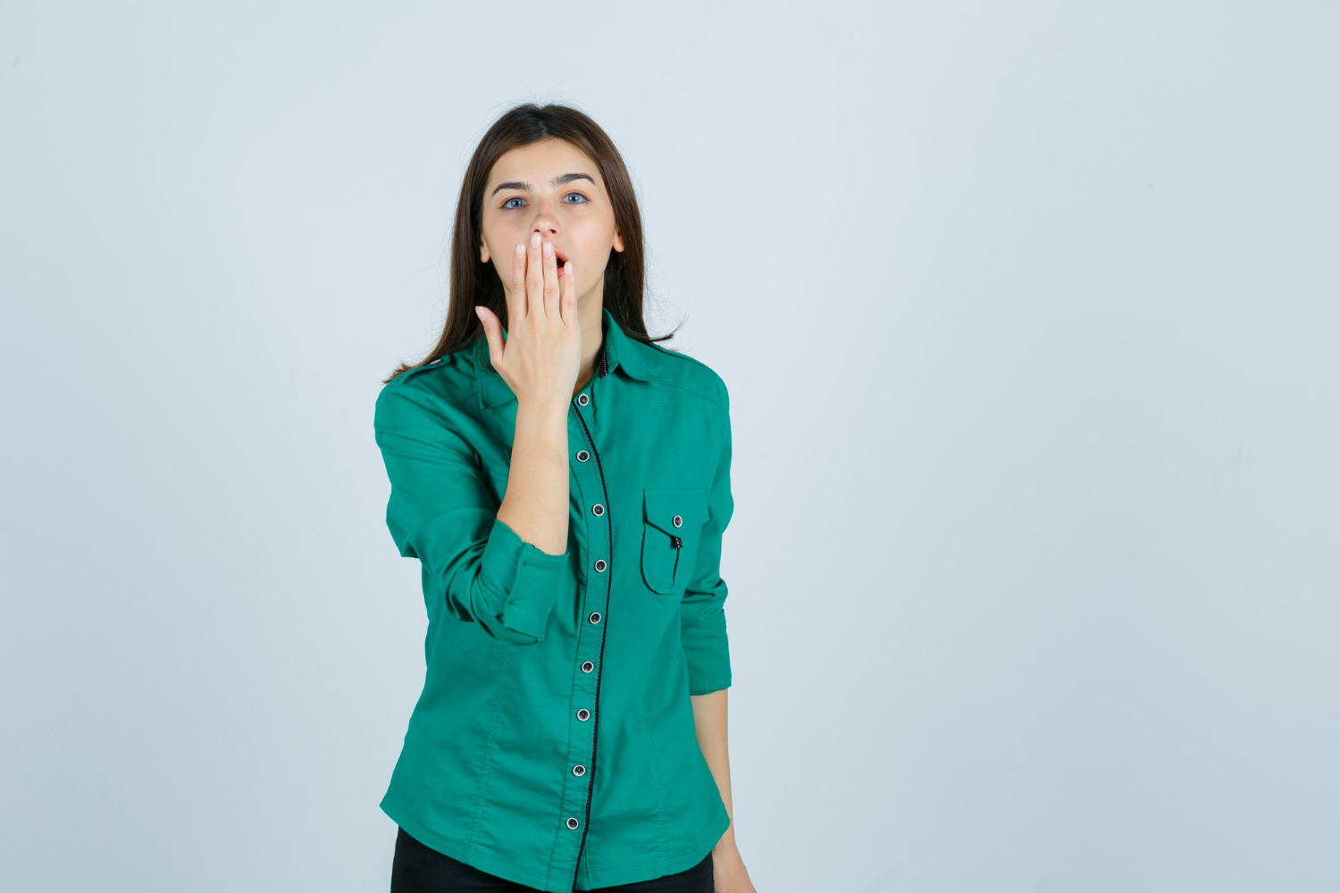 Eine erschrockene Frau | Quelle: Freepik