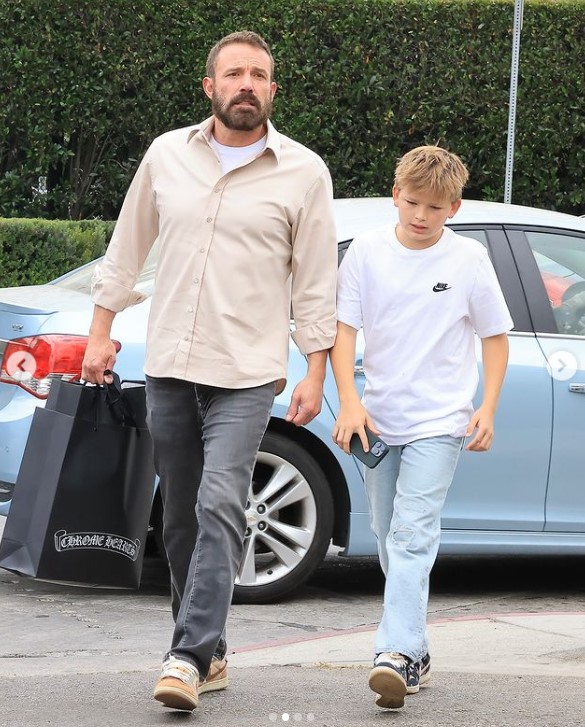 Ben und Samuel Affleck bei einem Einkaufsbummel in Los Angeles in einem Posting vom 3. November 2024 | Quelle: Instagram/la.gossiptv