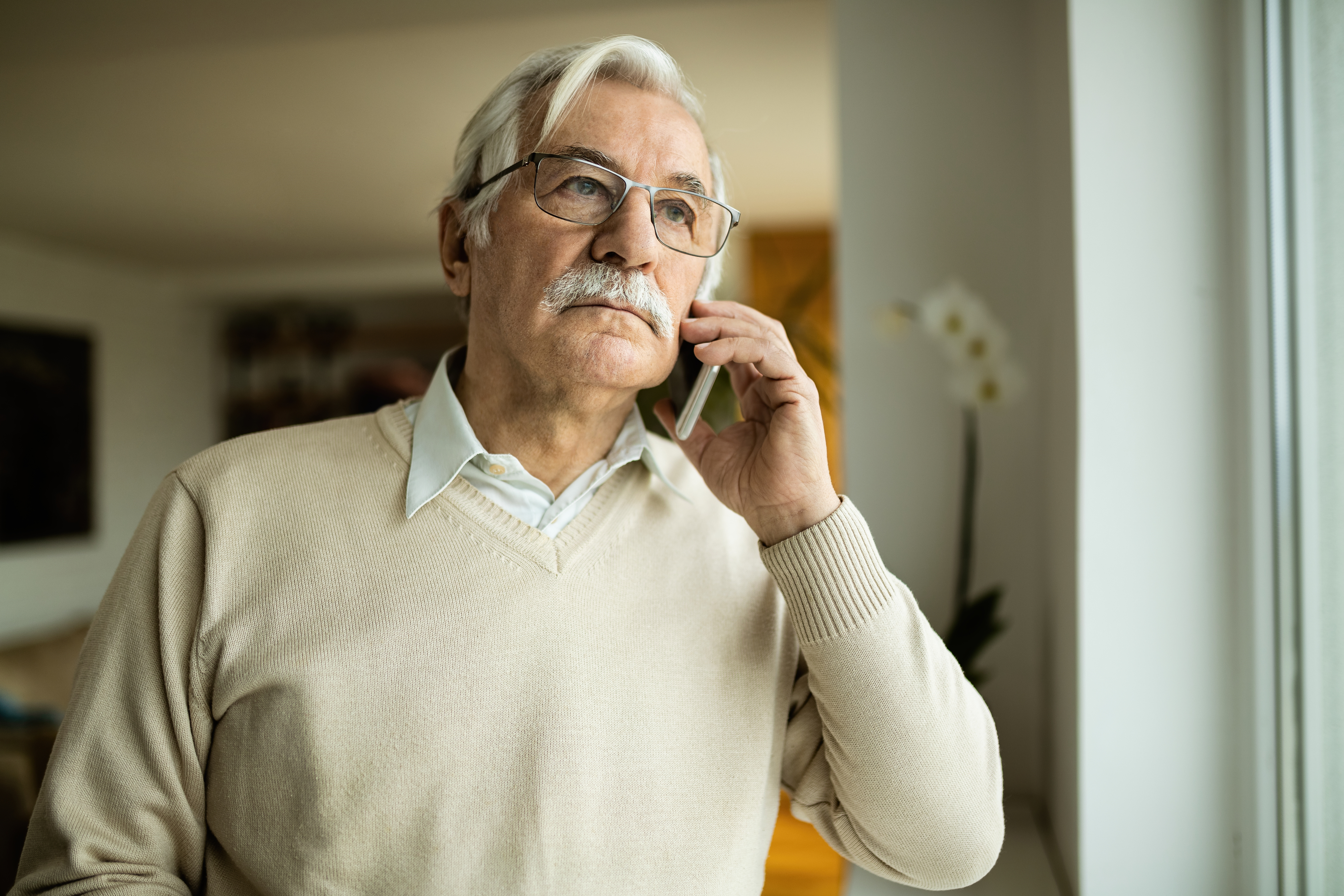 Ein älterer Mann, der telefoniert | Quelle: Shutterstock