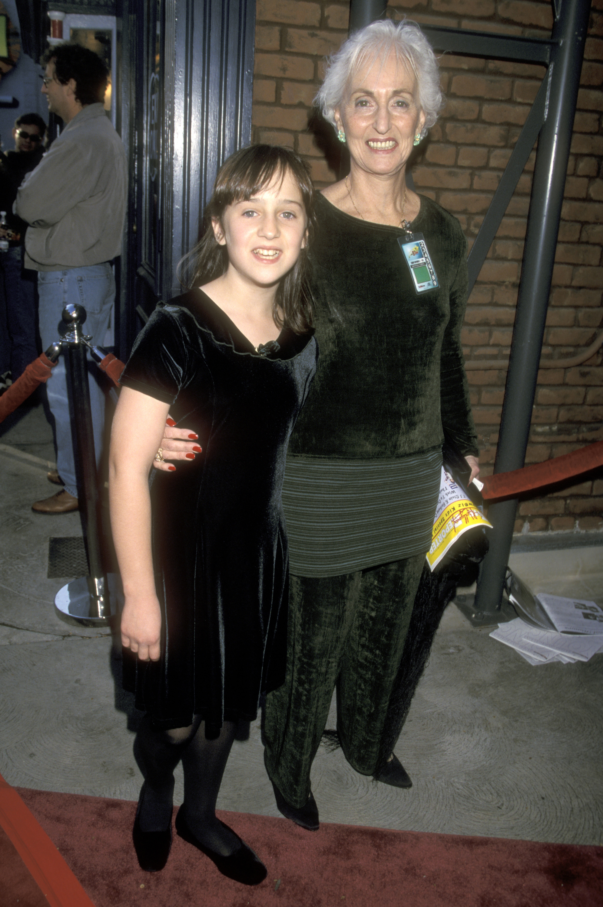 Mara Wilson und ihre Großmutter besuchen die The Hollywood Reporter's Third Annual YoungStar Awards in Universal City, Kalifornien, am 8. November 1998 | Quelle: Getty Images