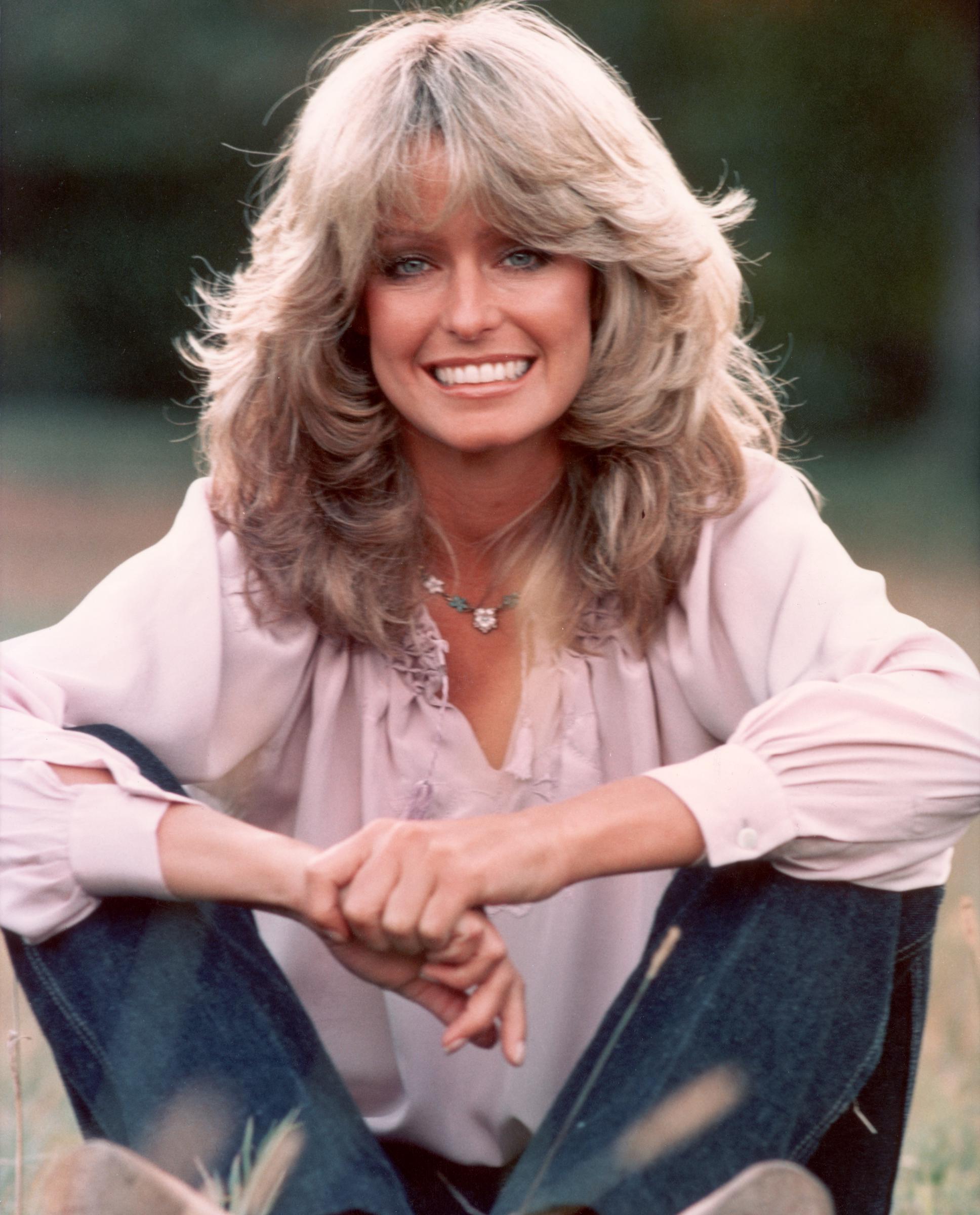 Farrah Fawcett posiert für ein Foto im Jahr 1975 | Quelle: Getty Images