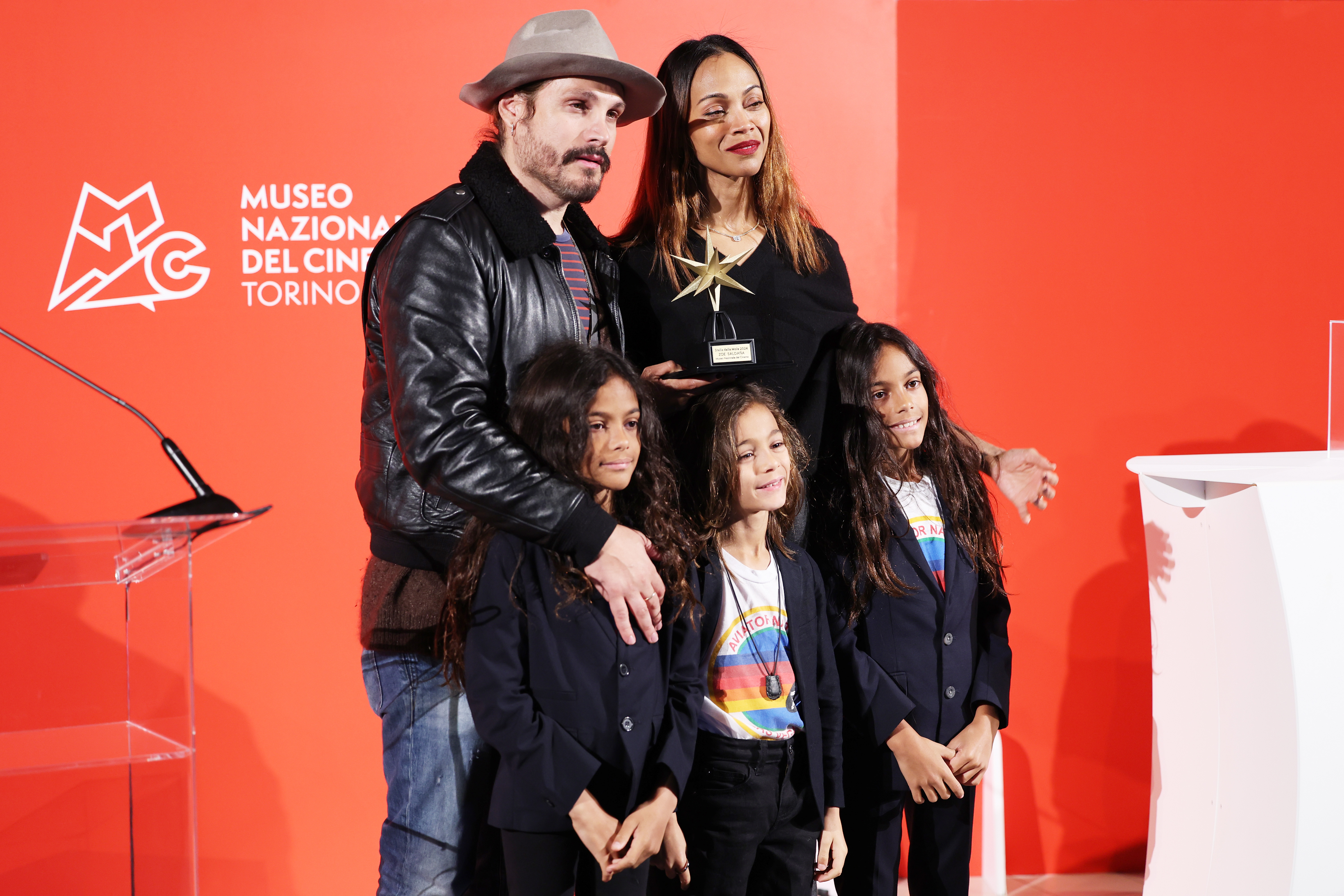 Marco Perego und Zoe Saldaña mit ihren Kindern Cy, Bowie und Zen Perego-Saldaña. | Quelle: Getty Images