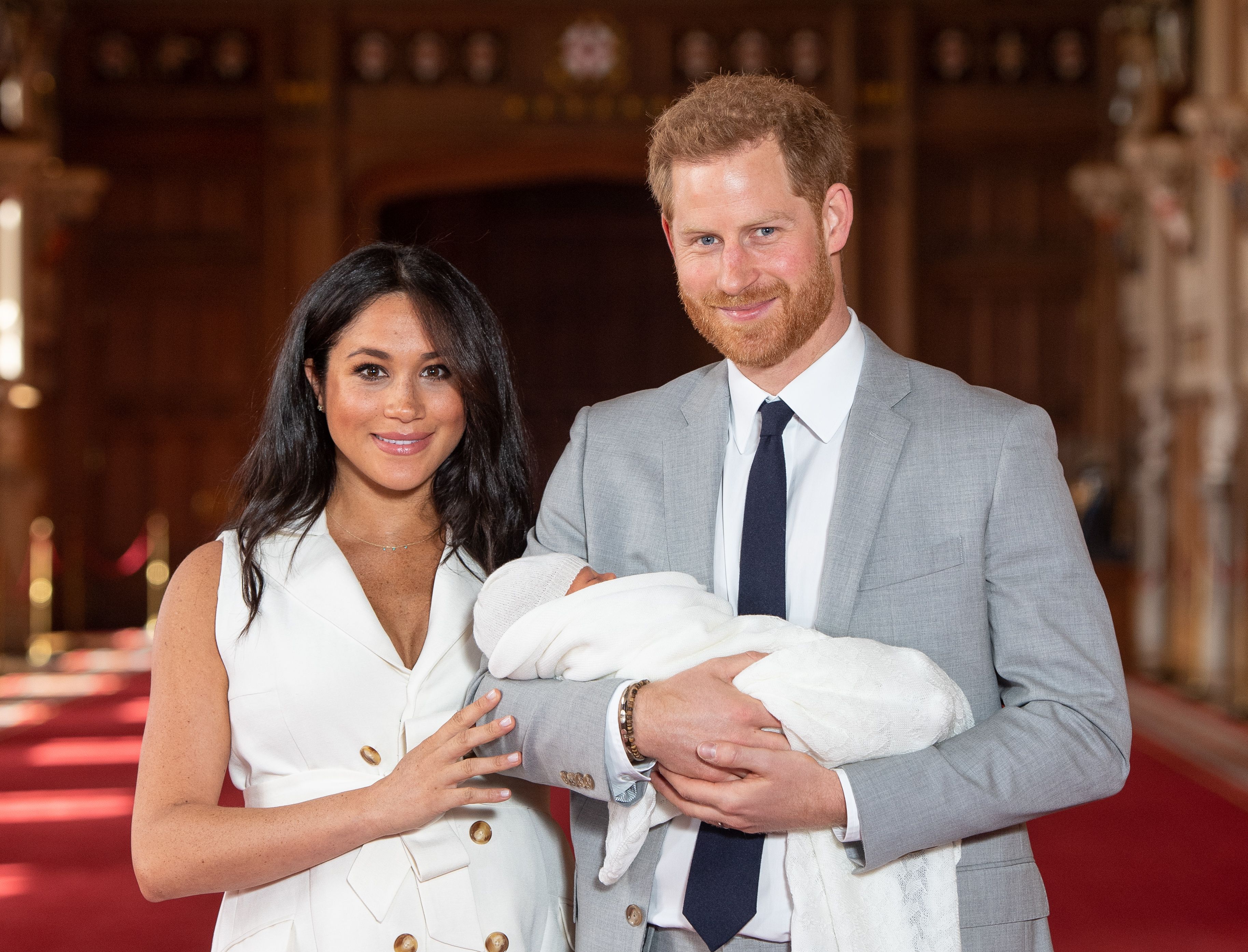 Prinz Harry und Meghan Markle posieren mit ihrem neugeborenen Sohn Archie Harrison Mountbatten-Windsor in der St. George's Hall auf Schloss Windsor am 8. Mai 2019 in Windsor, England. | Quelle: Getty Images