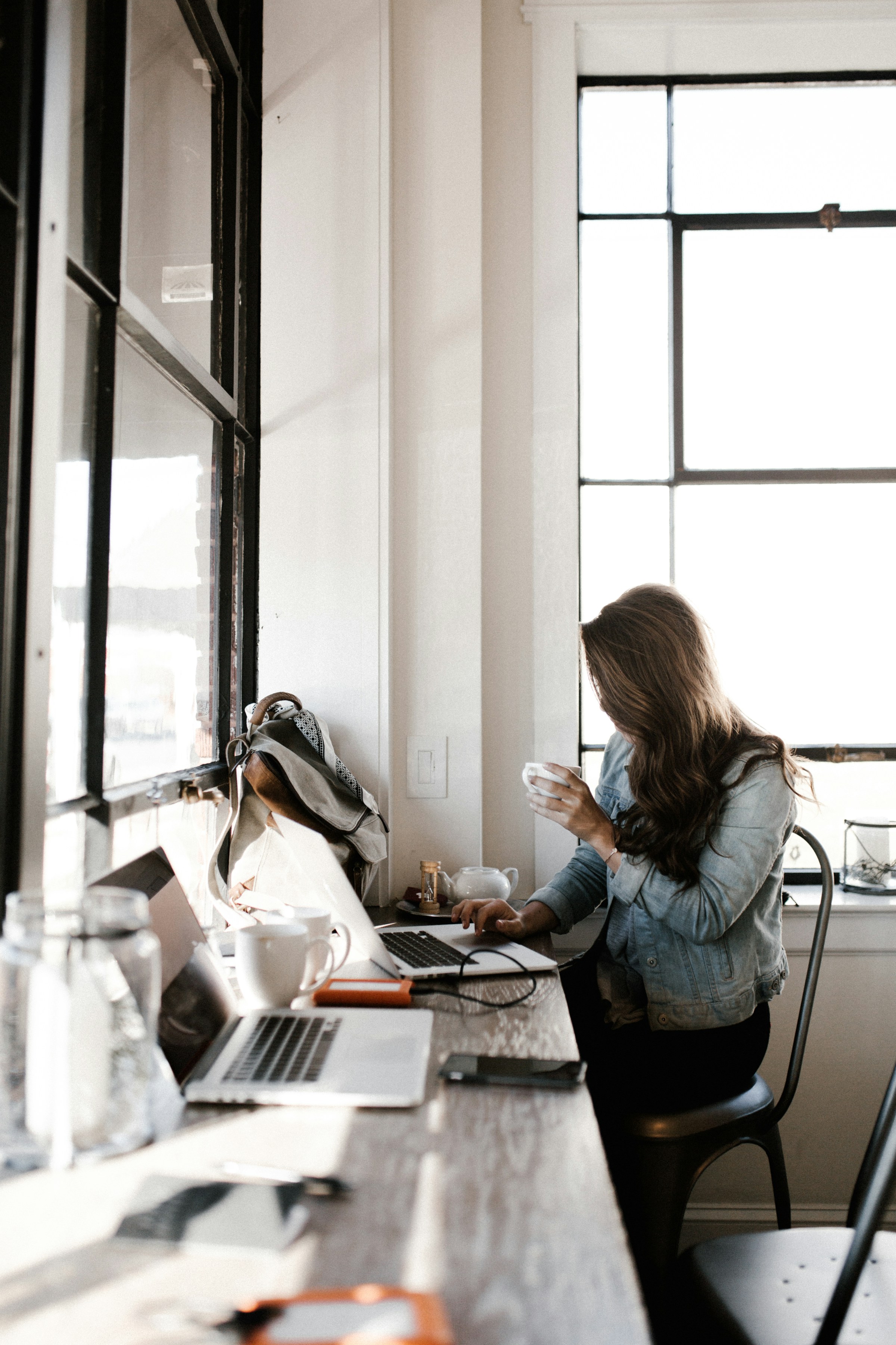 Eine Frau in ihrem Büro | Quelle: Unsplash