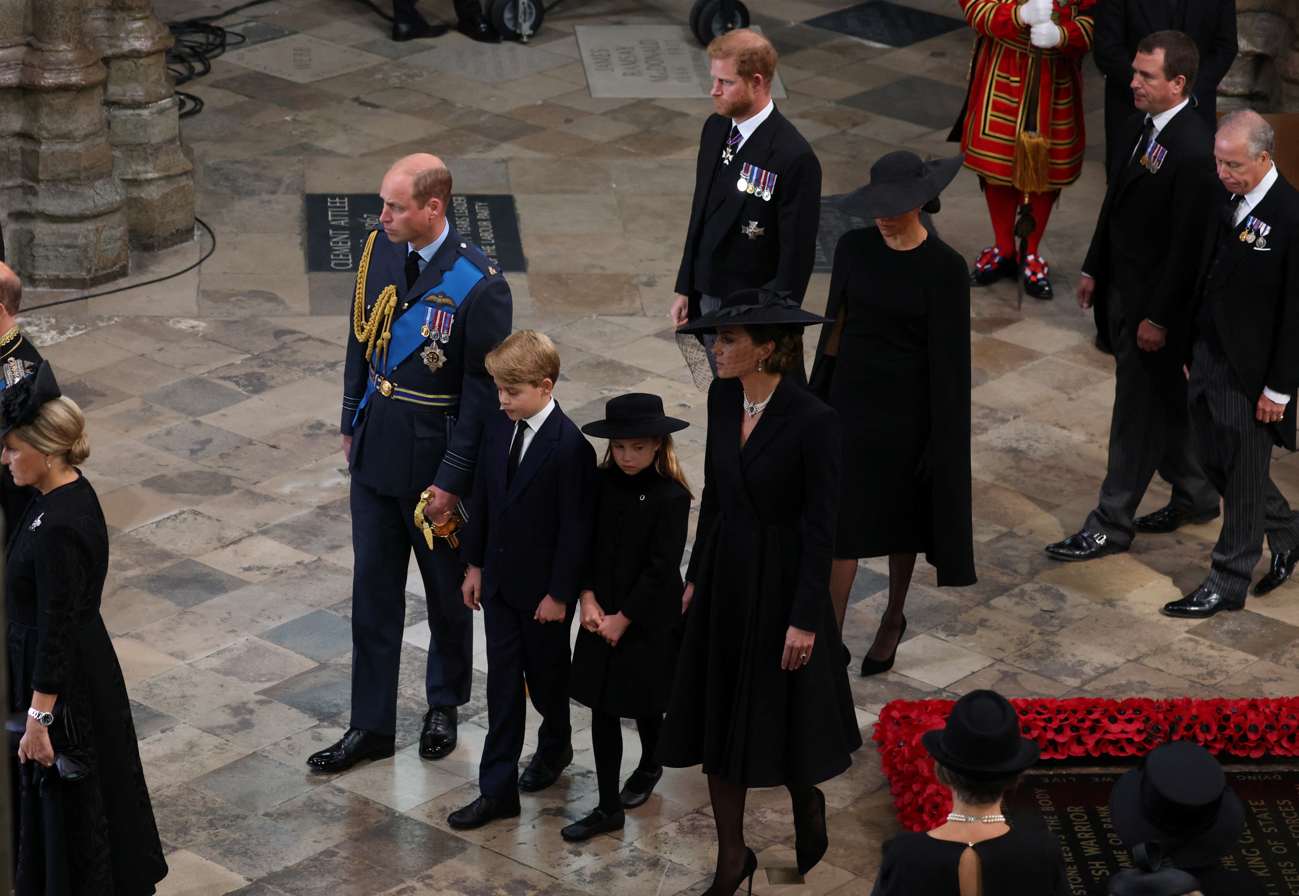 Prinz William, Prinz George, Prinzessin Charlotte, Prinzessin Catherine, Prinz Harry und Meghan Markle während des Staatsbegräbnisses von Queen Elizabeth II. in der Westminster Abbey am 19. September 2022 in London, England | Quelle: Getty Images