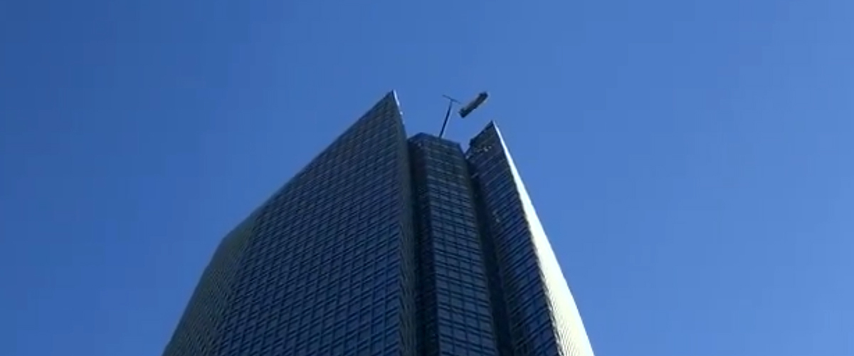 Zwei Fensterputzer im Korb gefangen hängen hilflos an der Spitze des Oklahoma City Tower