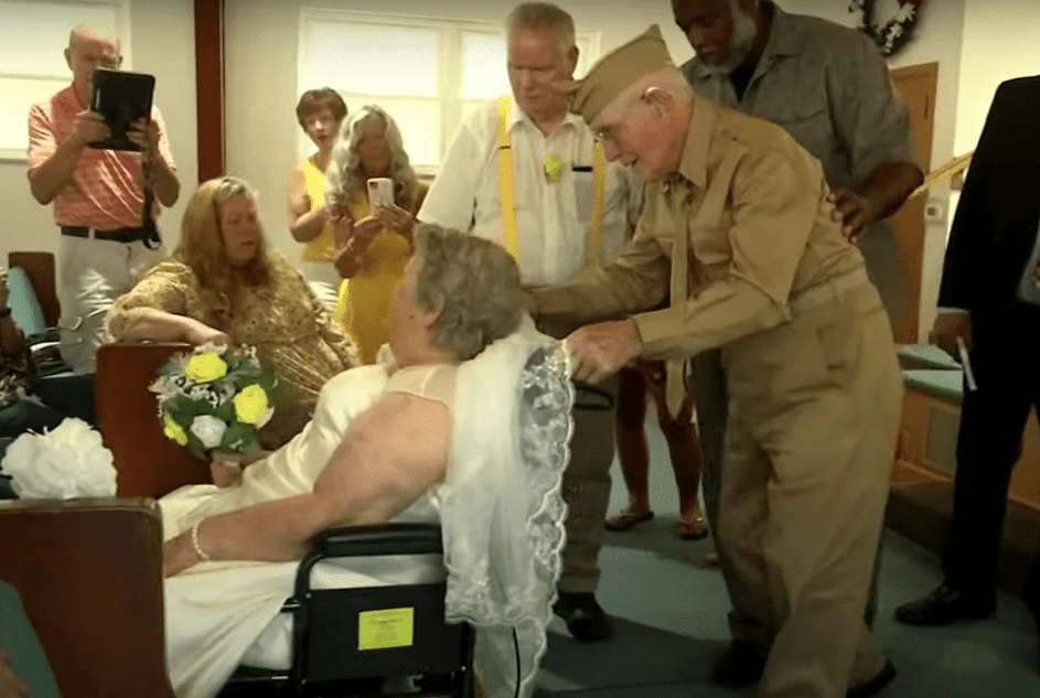 Ulysses und Lorraine Dawson stellen anlässlich ihres 75. Hochzeitstages ihre Hochzeitsfeier nach. | Quelle: Youtube.com/WUSA9