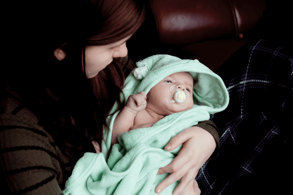 Eine Frau trägt ein Baby. | Quelle: Unsplash