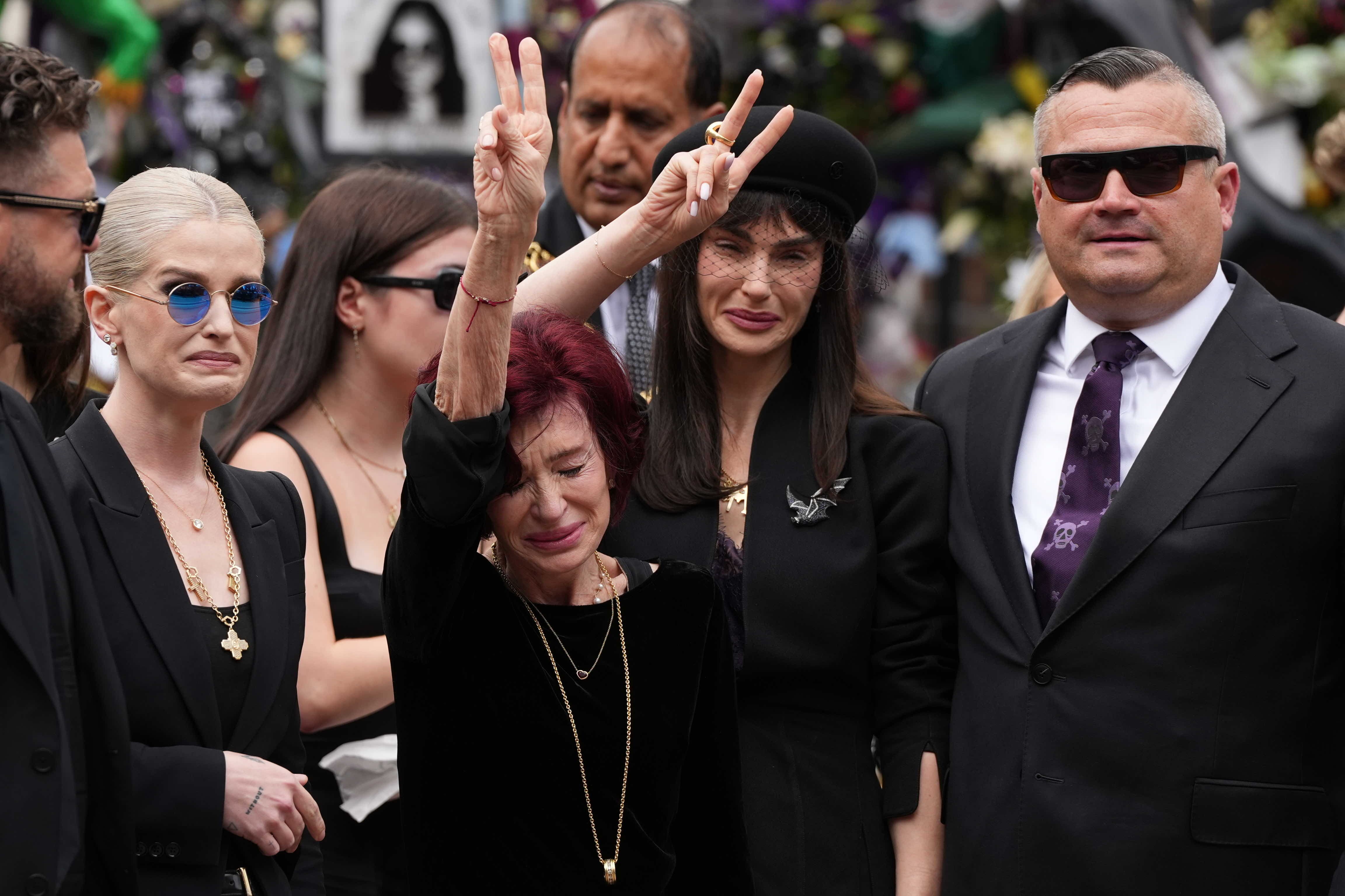 Die Familie Osbourne bei der Trauerfeier für Ozzy Osbourne am 30. Juli 2025 in Birmingham, Vereinigtes Königreich. | Quelle: Getty Images