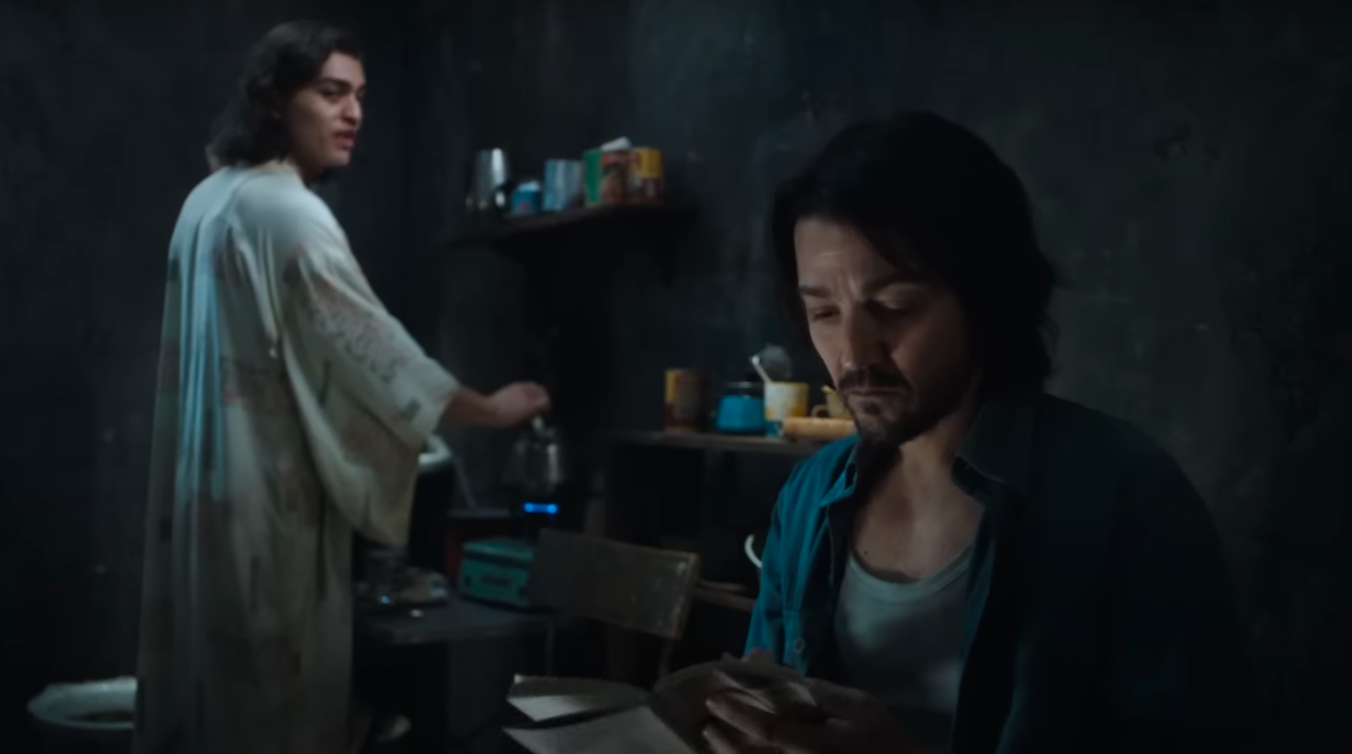 Tonatiuh als Luis und Diego Luna als Valentin aus "Kiss of the Spider Woman." | Quelle: YouTube/Jennifer Lopez