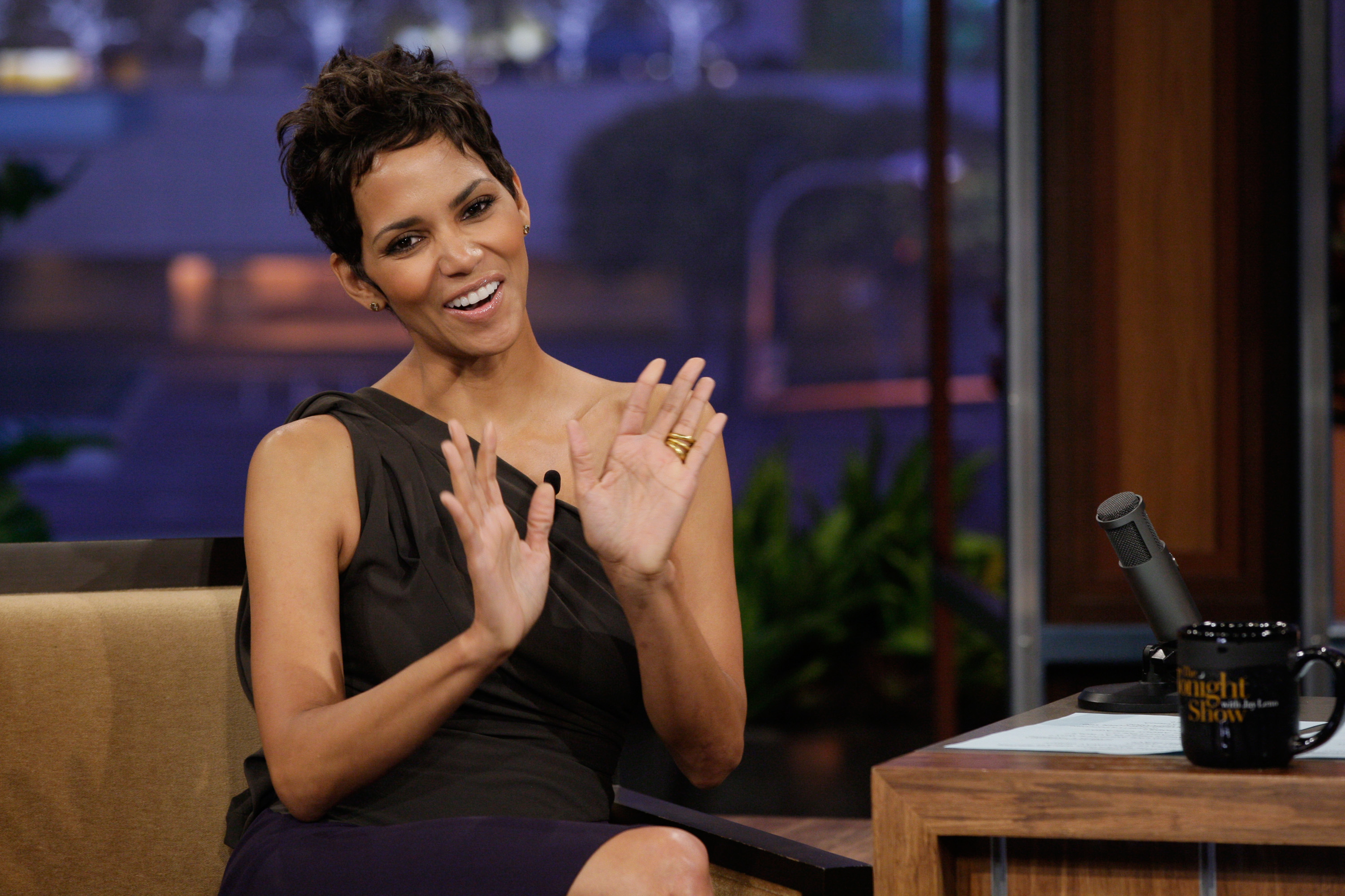 Halle Berry bei einem Interview am 9. Dezember 2010 | Quelle: Getty Images