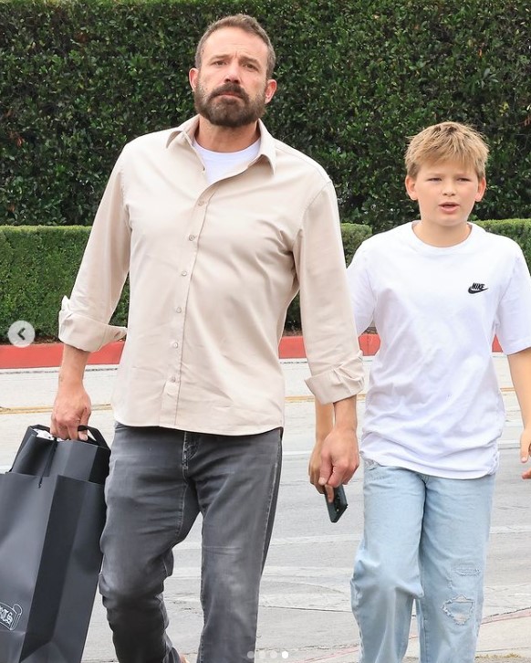 Ben und Samuel Affleck bei einem Einkaufsbummel in Los Angeles in einem Posting vom 3. November 2024 | Quelle: Instagram/la.gossiptv