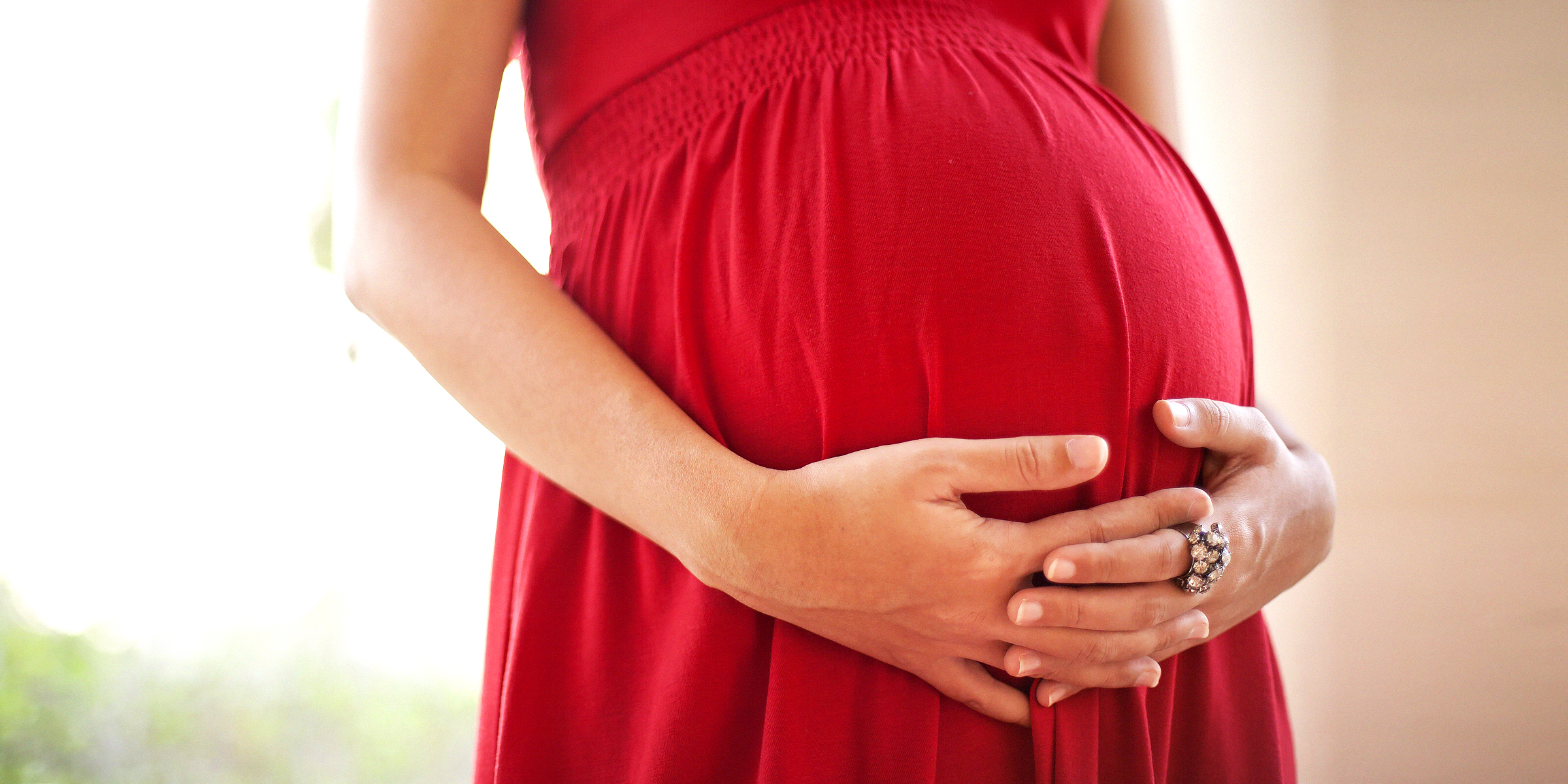 Schwangere Frau, die ihren Bauch hält | Quelle: Shutterstock