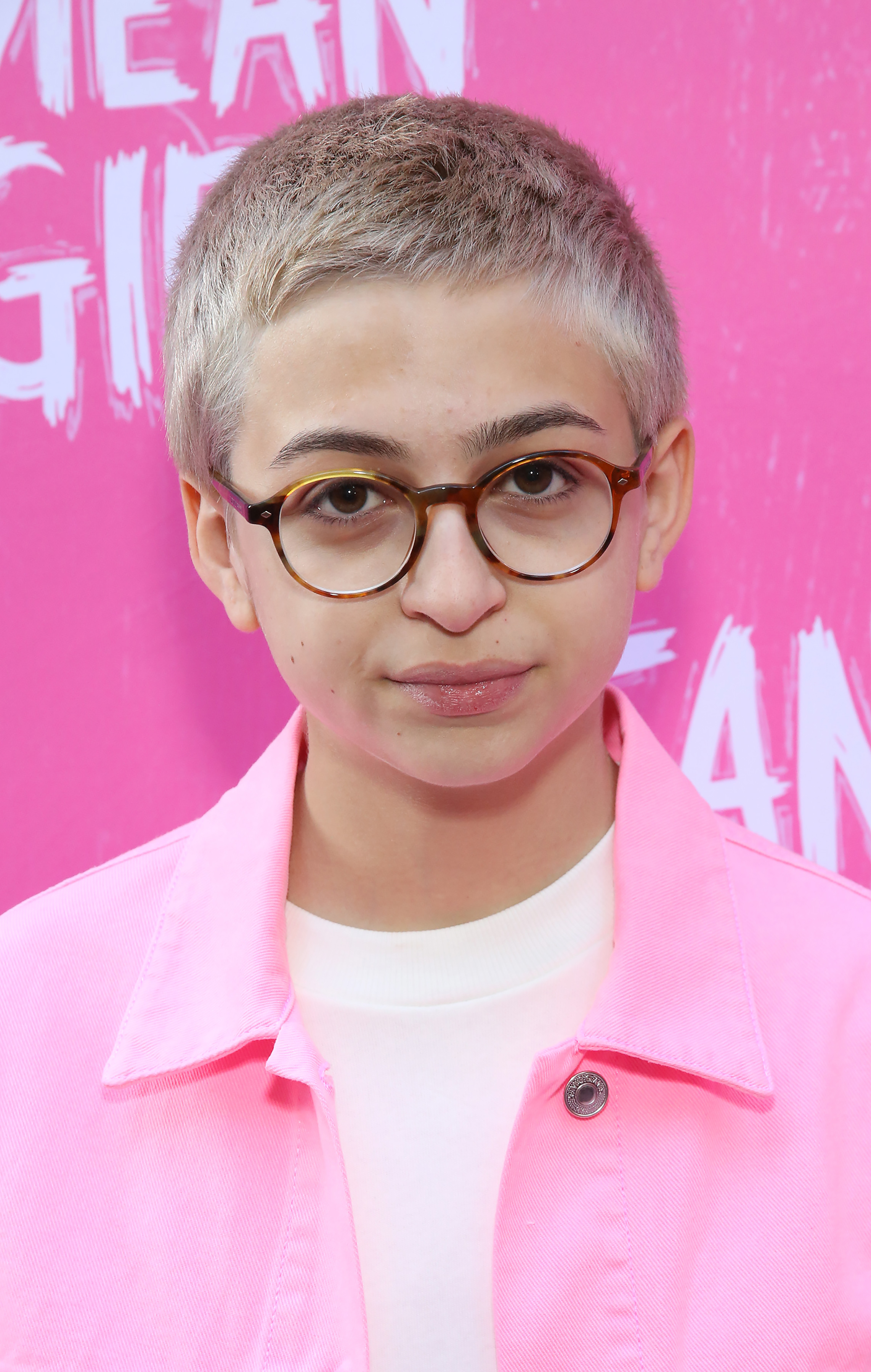 J.J. Totah besucht die Broadway-Premierenvorstellung von „Mean Girls“ im August Wilson Theatre in New York City und trägt dabei eine knallrosa Jacke über einem weißen Hemd sowie eine runde Brille. | Quelle: Getty Images