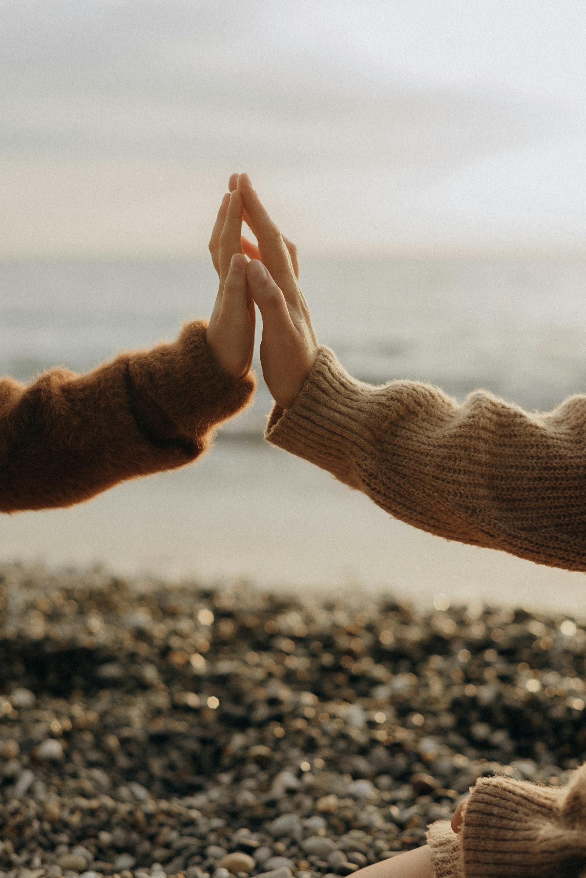 Eine Frau und ihre Tochter halten sich an den Händen | Quelle: Pexels