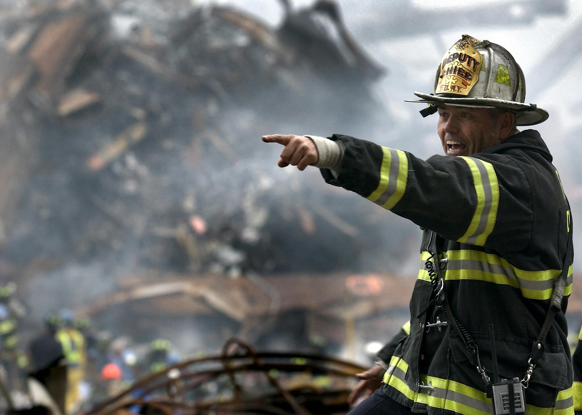 Ein Feuerwehrmann bei der Arbeit | Quelle: Pexels