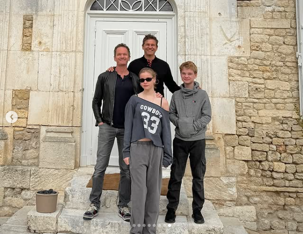 Neil Pattrick Harris und David Burtka posieren für ein Foto mit ihren Zwillingen Harper Grace und Gideon Scott Burtka-Harris, aufgenommen am 21. Juni 2024 | Quelle: Instagram/nph