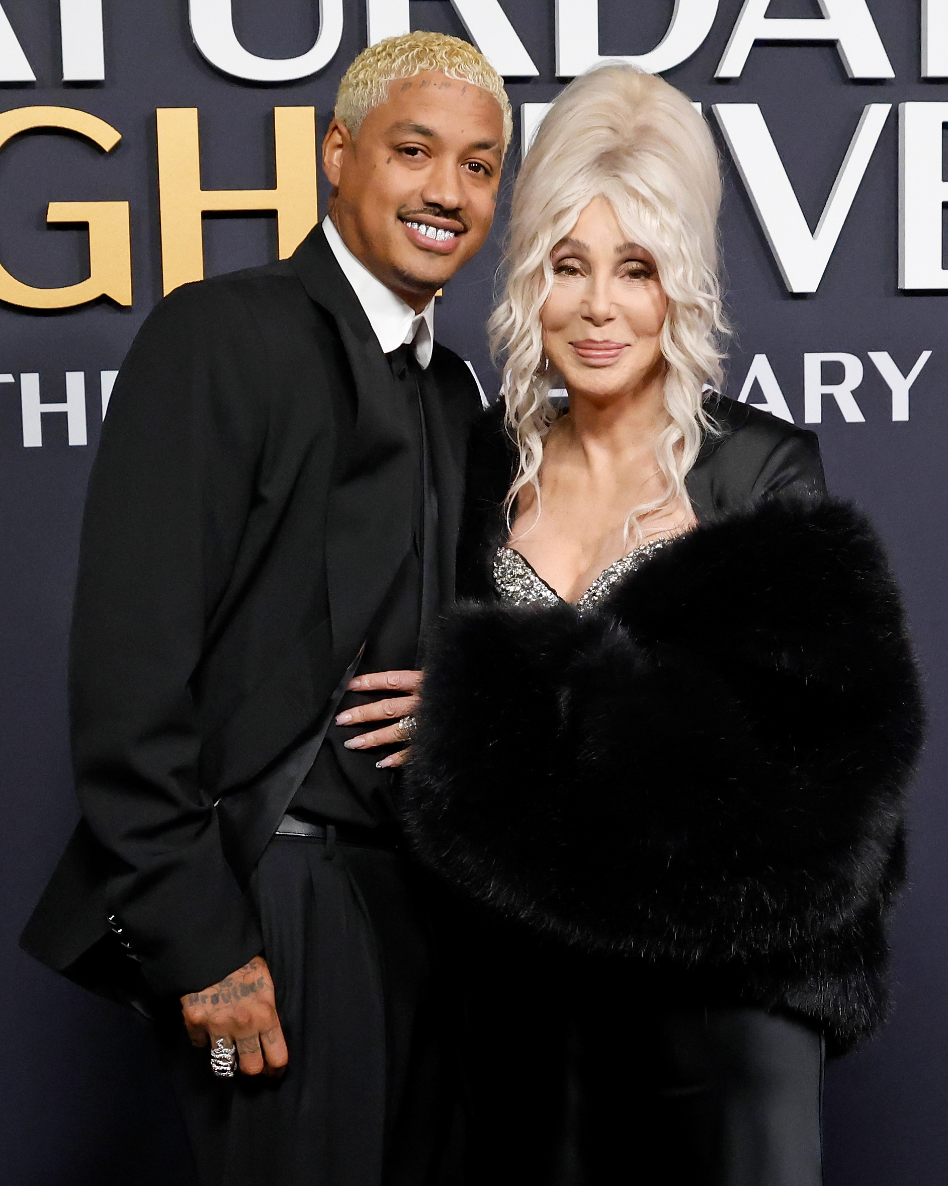 Alexander Edwards und Cher beim Jubiläumsspecial von SNL am 16. Februar 2025 im 30 Rockefeller Center in New York. | Quelle: Getty Images