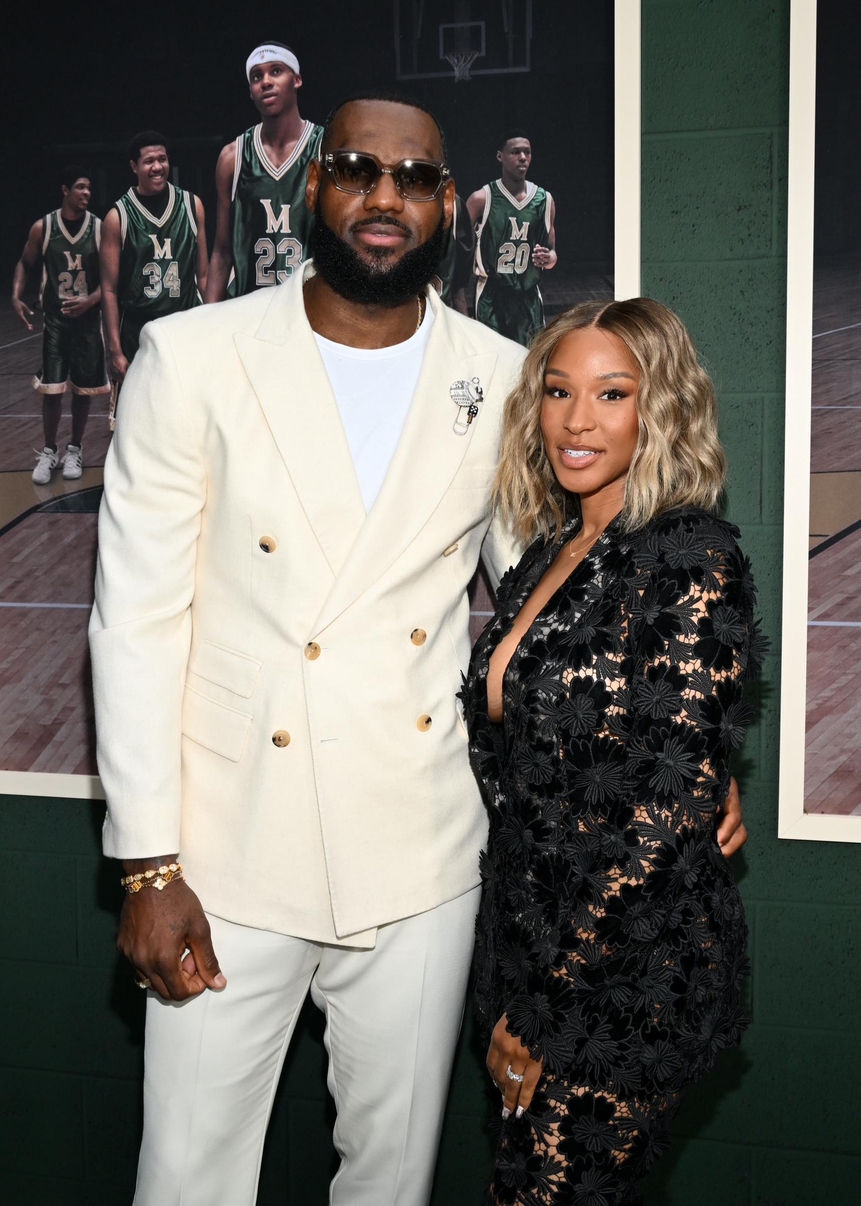 LeBron und Savannah James bei der Premiere von "Shooting Stars" am 31. Mai 2023 | Quelle: Getty Images