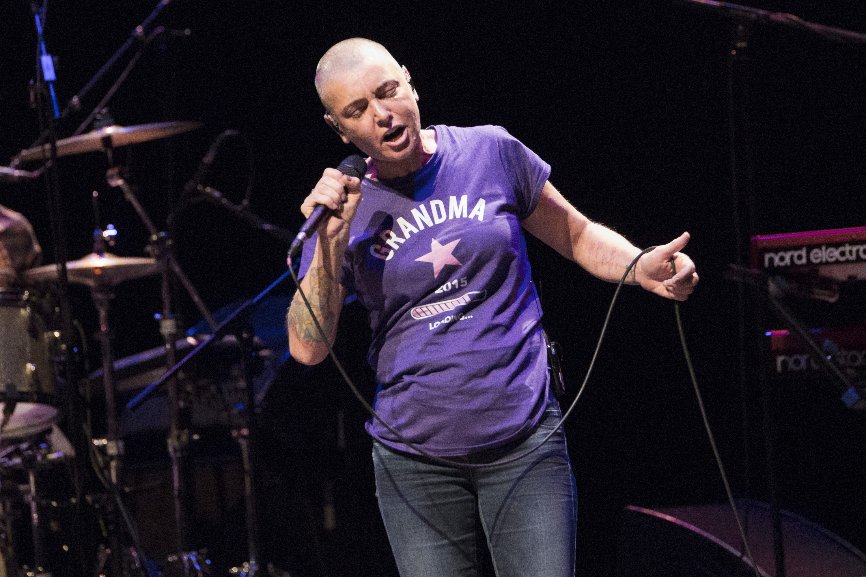 Sinéad O'Connor bei einem Auftritt im Barbican Centre in London, 2015 | Quelle: Getty Images