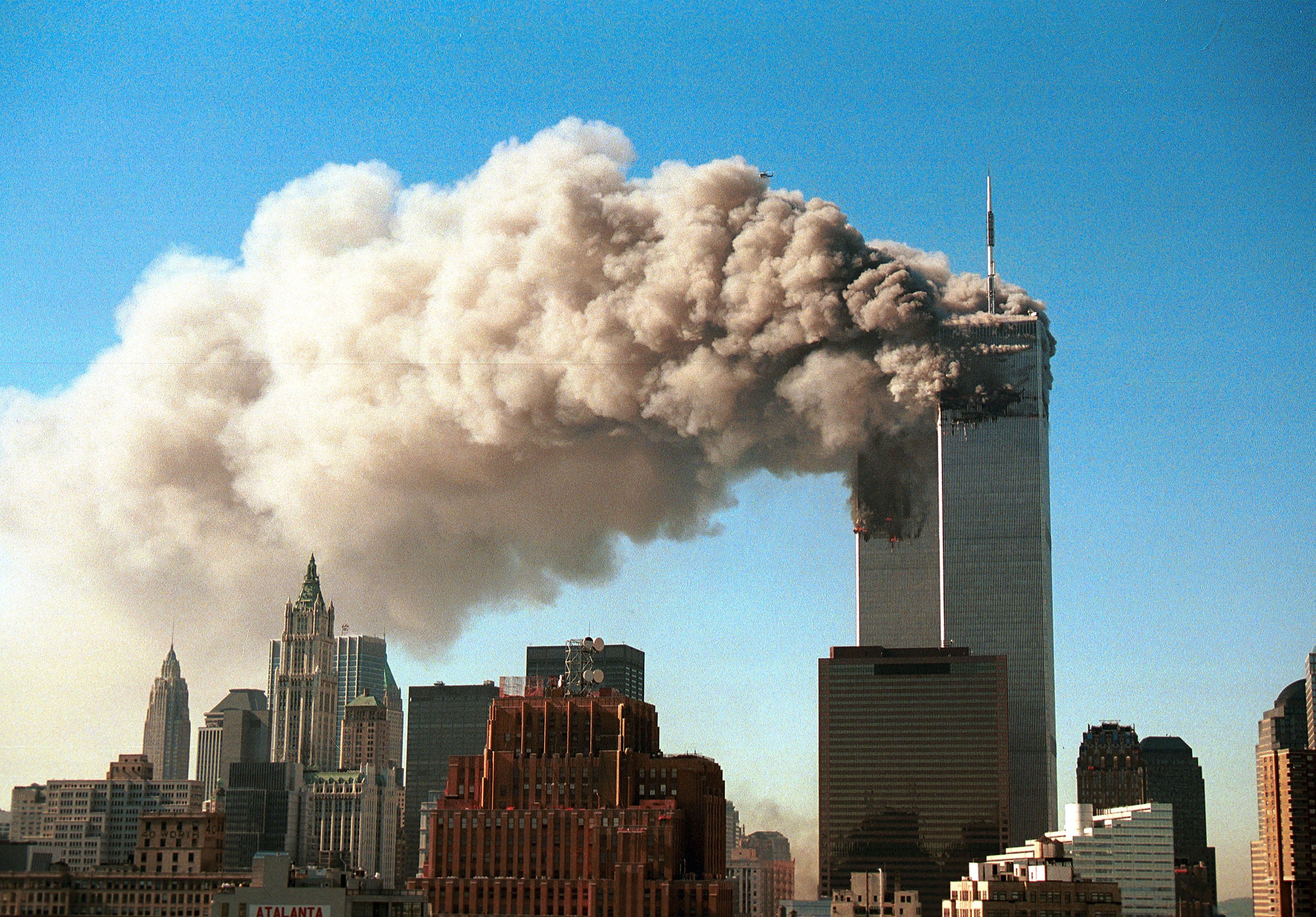 Rauch steigt aus den Twin Towers des World Trade Centers am 11. September 2001 in New York City. | Quelle: Getty Images